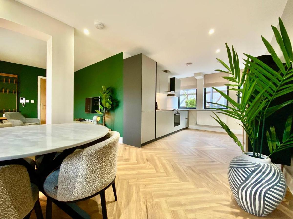 Queen Annes Court Luxury On High Street *