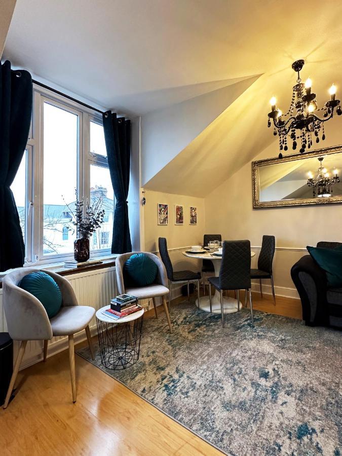 Alex's Place Near Castle Apartment Windsor
