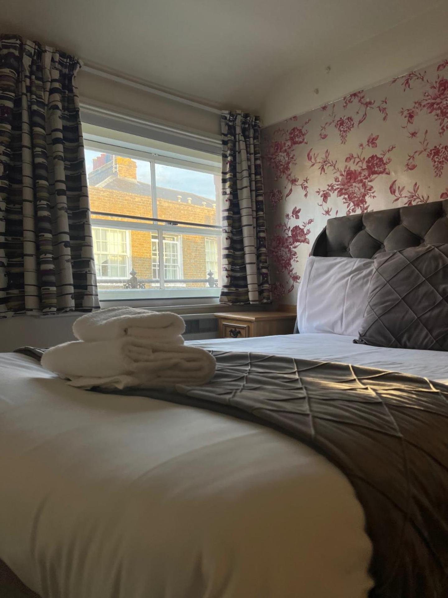 The George Inn 3*