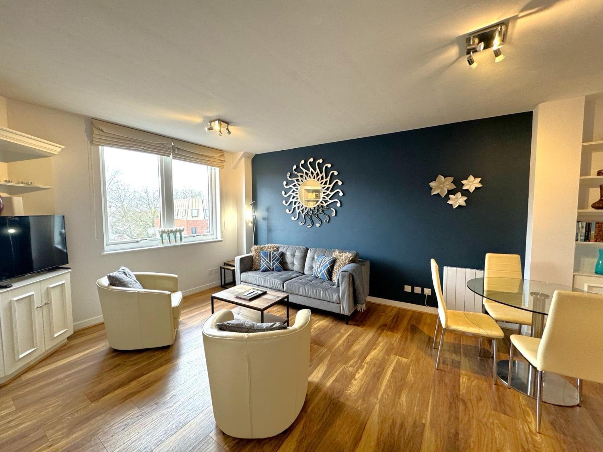 Apartment The Courtyard 2 Bedroom Apartments In Central Windsor With Parking *