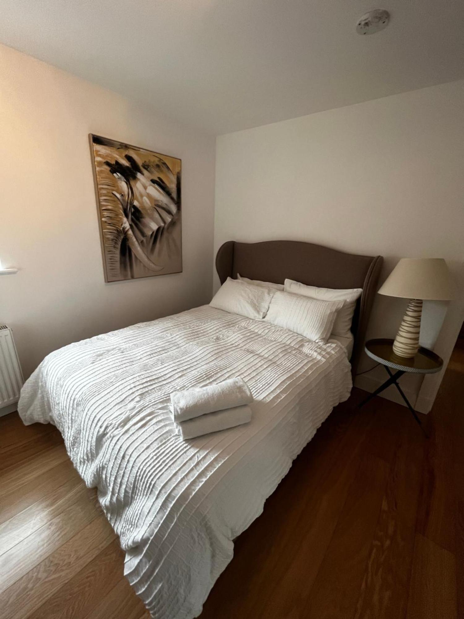 Chic & Central, 2 Kingsize Bedrooms, Spacious With Gated Private Parking * Windsor
