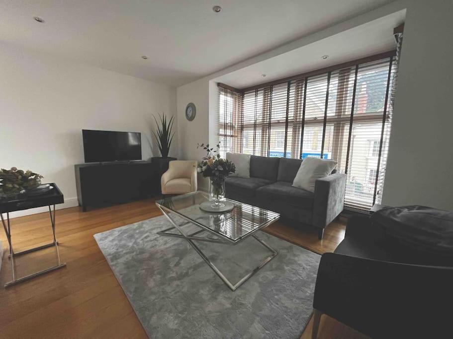 Chic & Central, 2 Kingsize Bedrooms, Spacious With Gated Private Parking Apartment