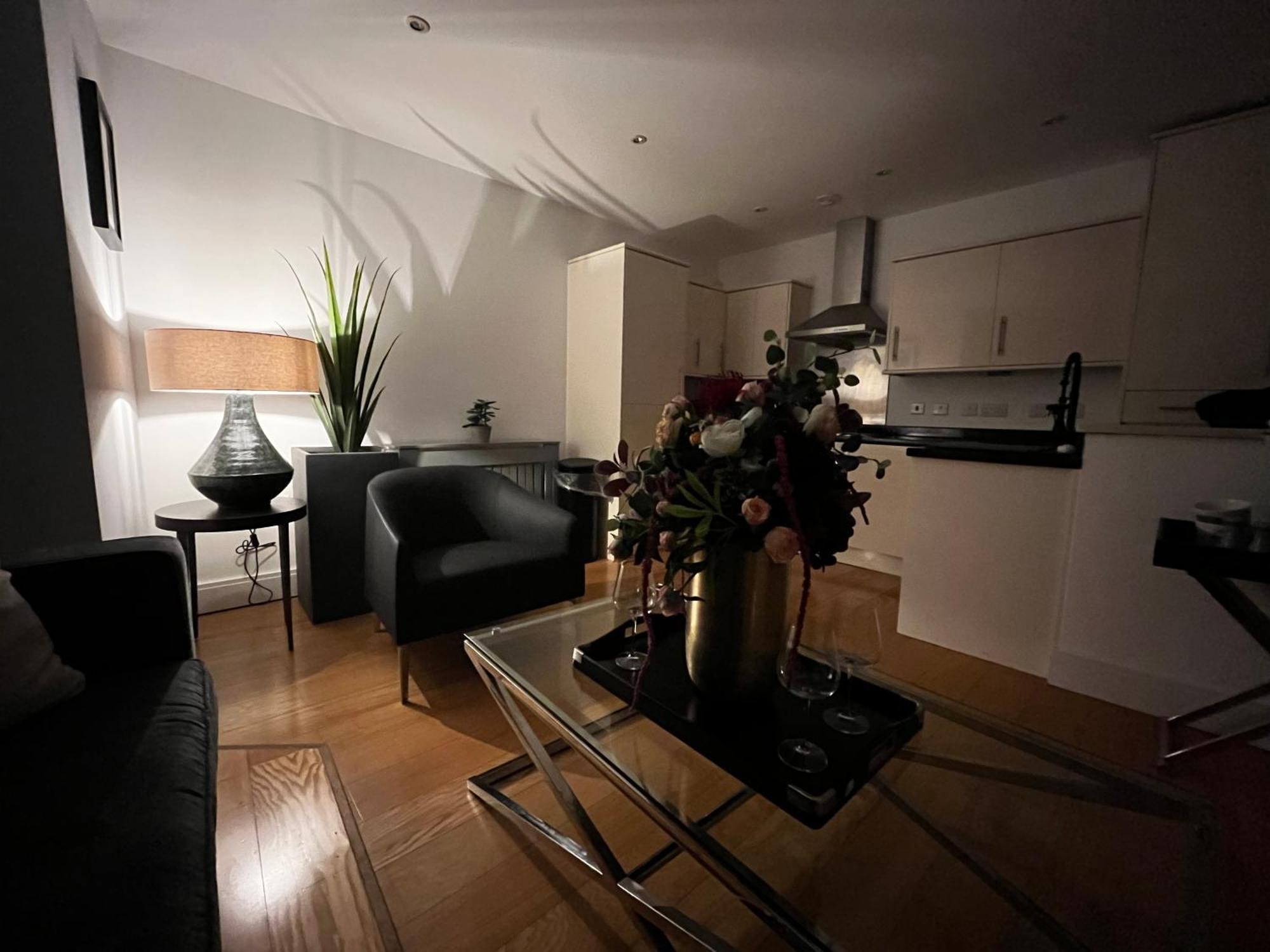 Chic & Central, 2 Kingsize Bedrooms, Spacious With Gated Private Parking Apartment