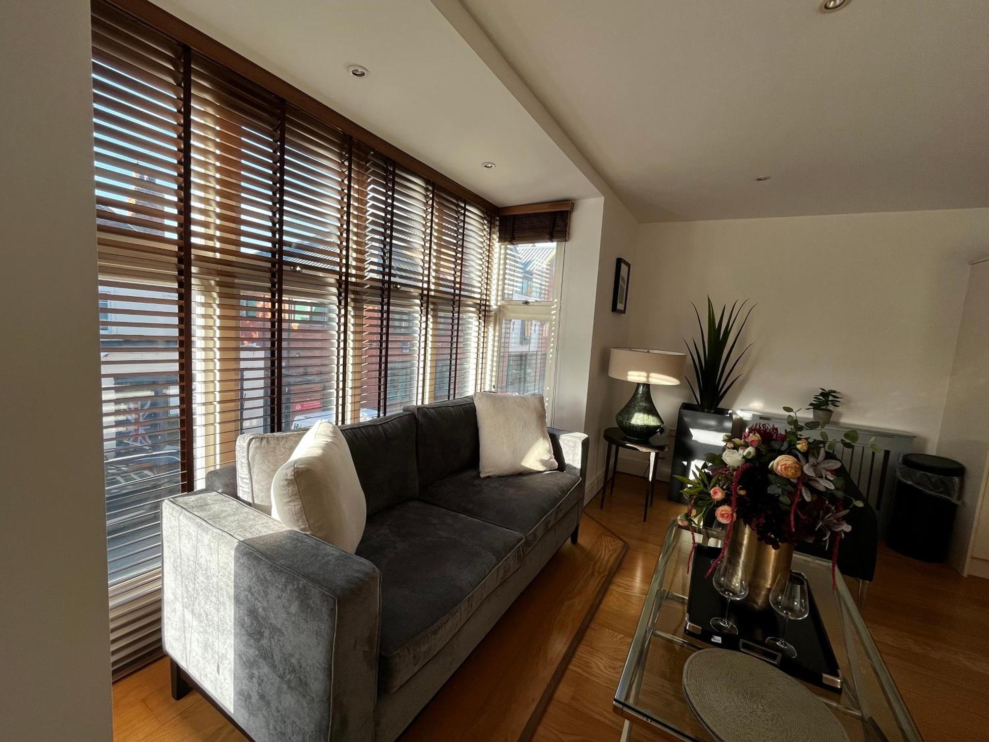Apartment Chic & Central, 2 Kingsize Bedrooms, Spacious With Gated Private Parking *