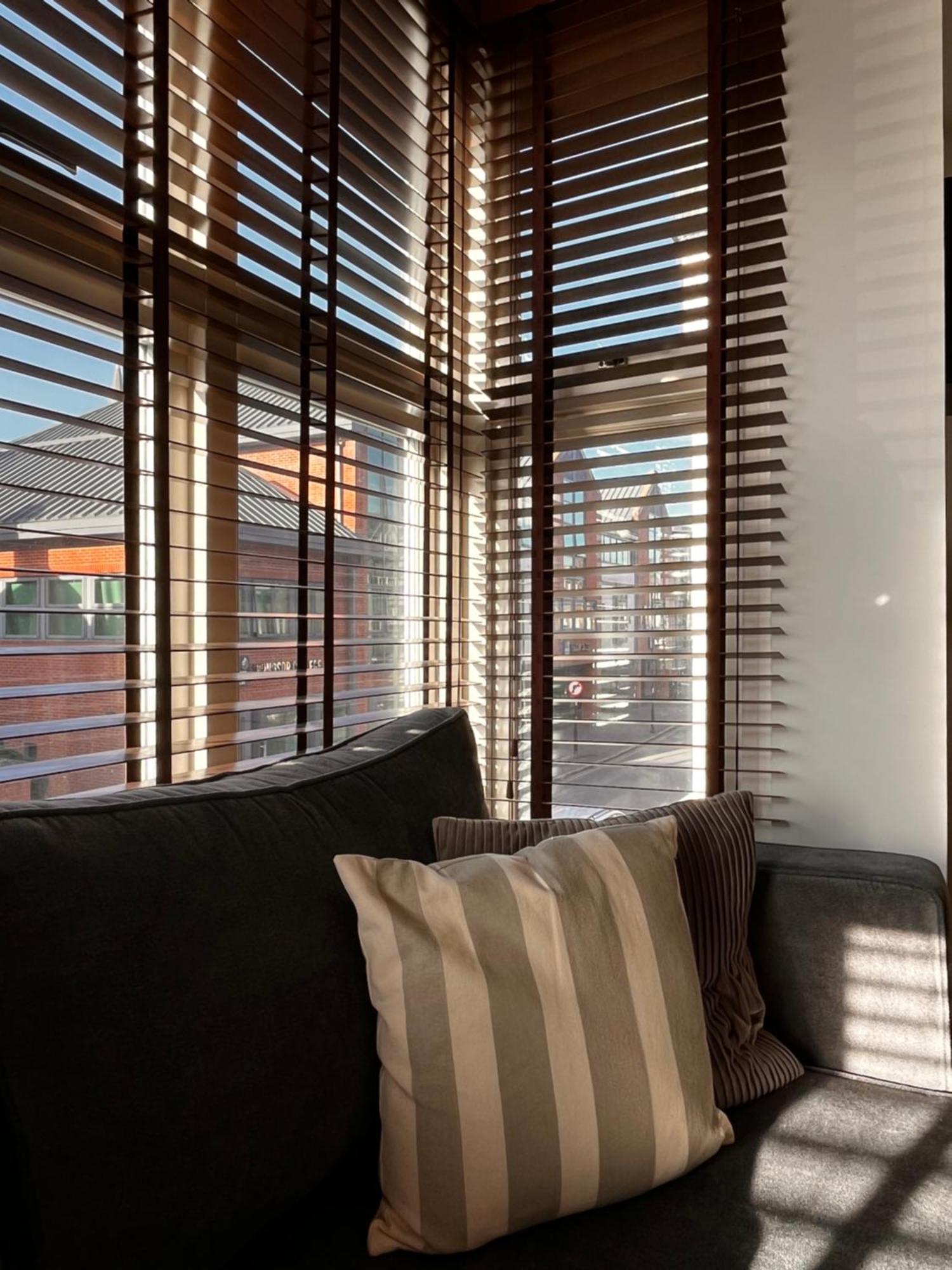 Chic & Central, 2 Kingsize Bedrooms, Spacious With Gated Private Parking Apartment *
