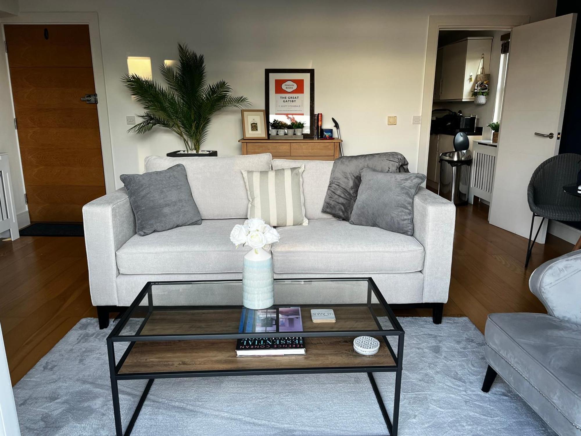 Central Windsor, Kingsize One Bedroom, Lounge, Terrace & Private Parking Apartment *