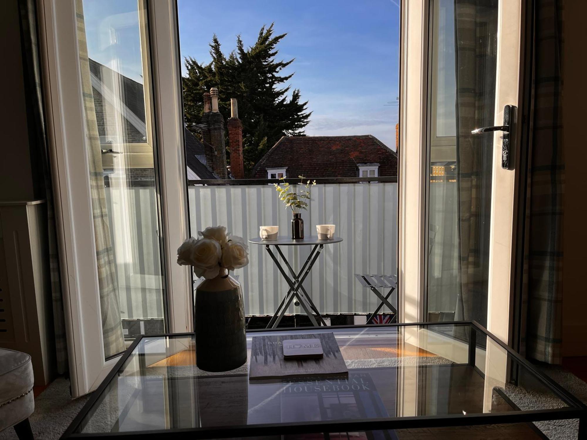 Apartment Central Windsor, Kingsize One Bedroom, Lounge, Terrace & Private Parking