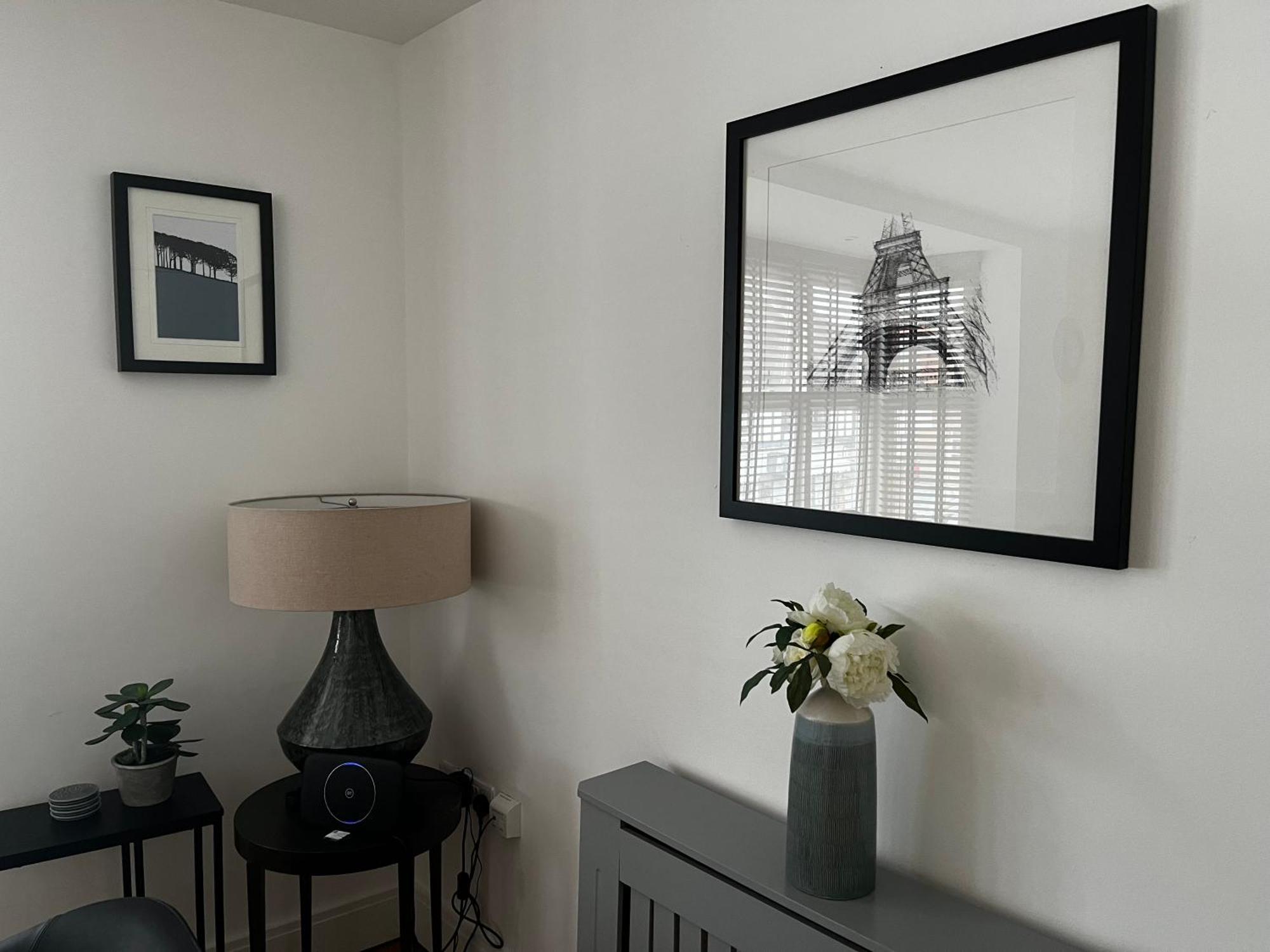 Apartment Chic & Central, 2 Kingsize Bedrooms, Spacious With Gated Private Parking *
