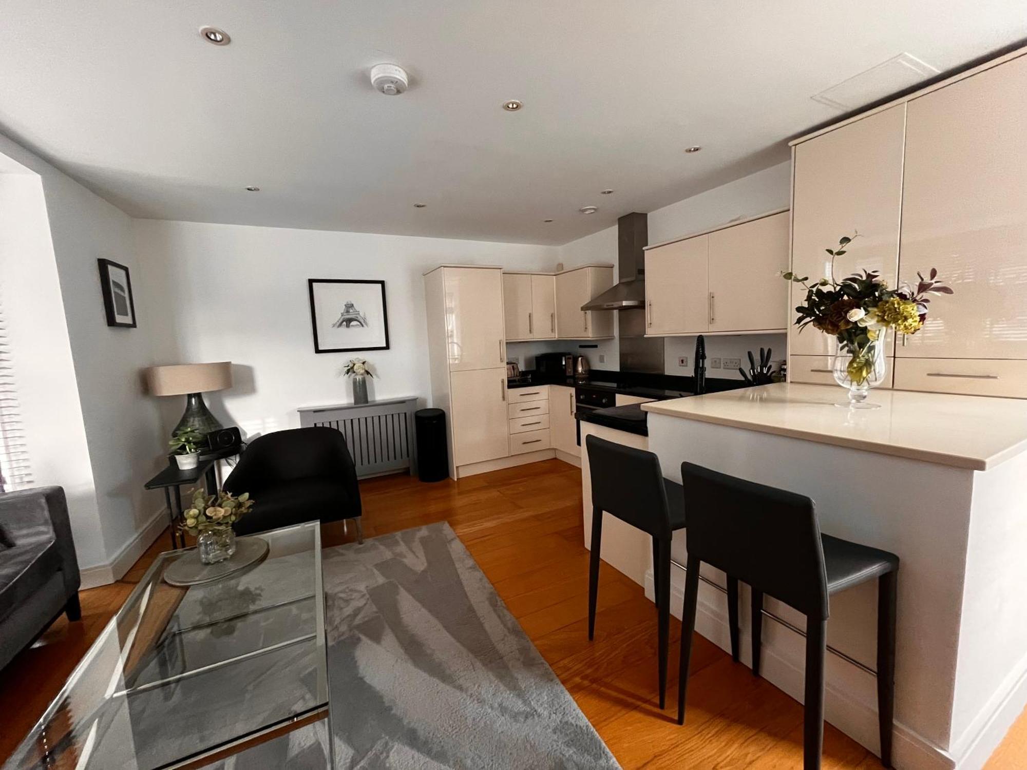 Apartment Chic & Central, 2 Kingsize Bedrooms, Spacious With Gated Private Parking Windsor
