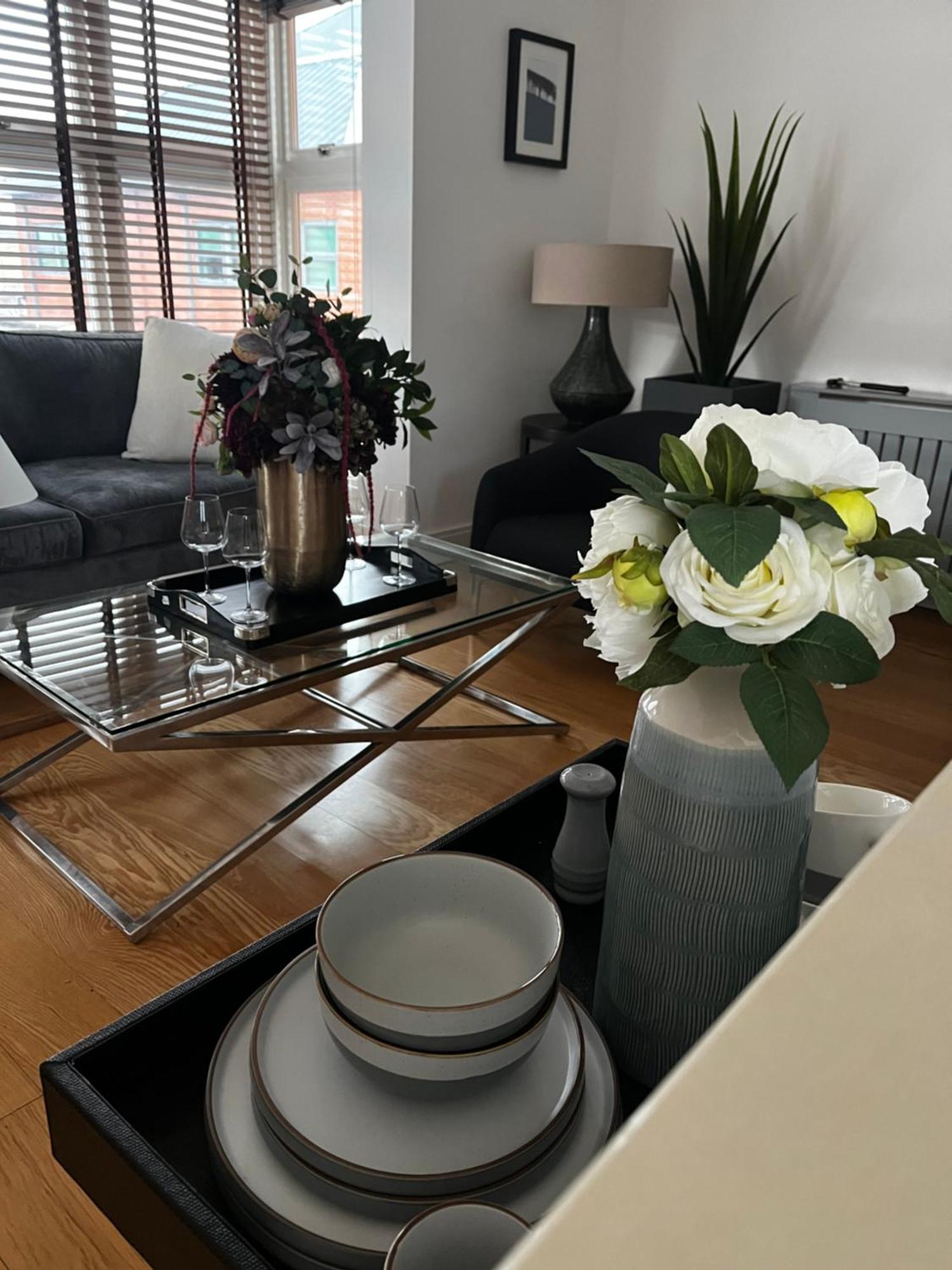 Chic & Central, 2 Kingsize Bedrooms, Spacious With Gated Private Parking Apartment *