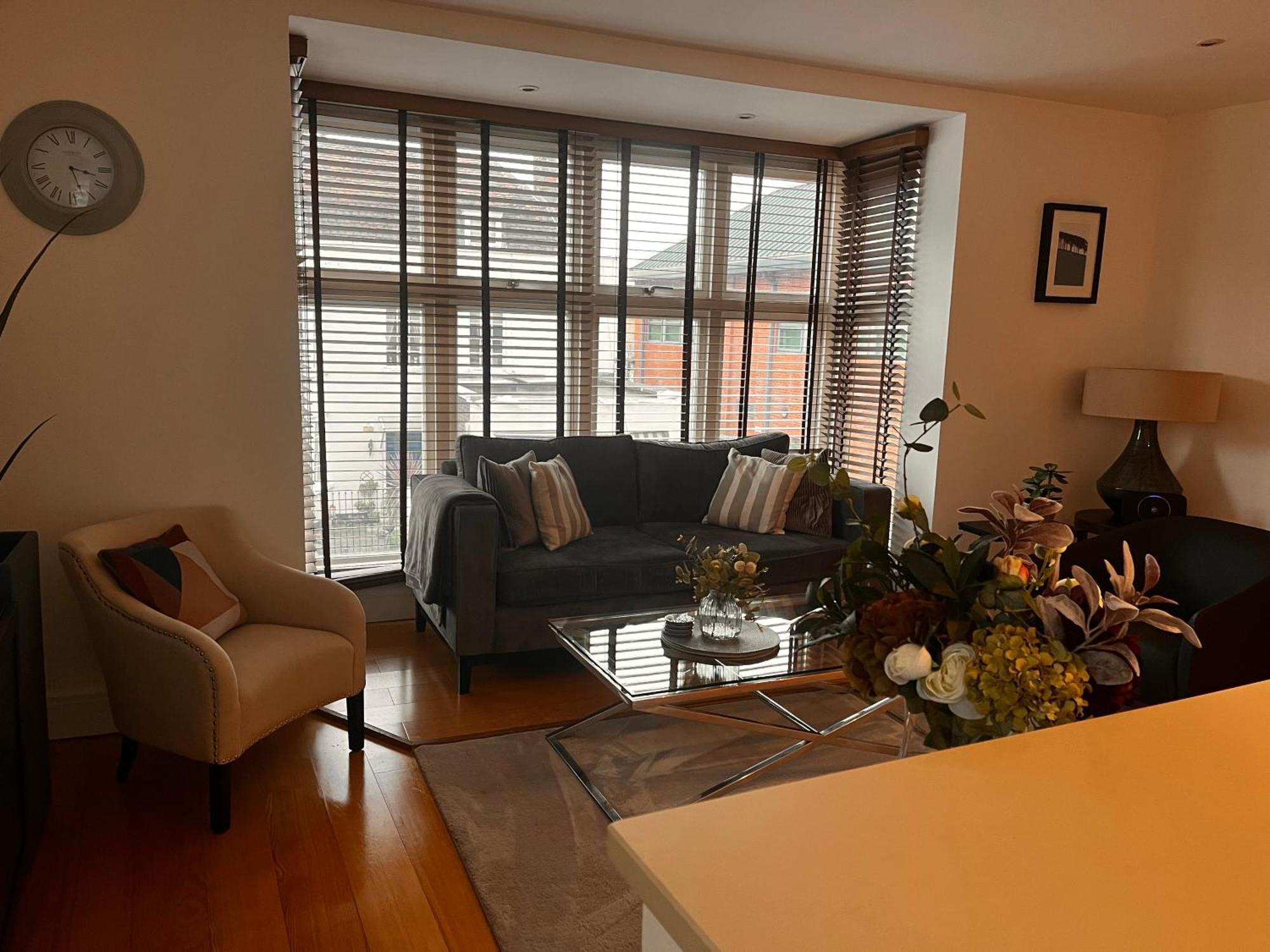 Apartment Chic & Central, 2 Kingsize Bedrooms, Spacious With Gated Private Parking Windsor