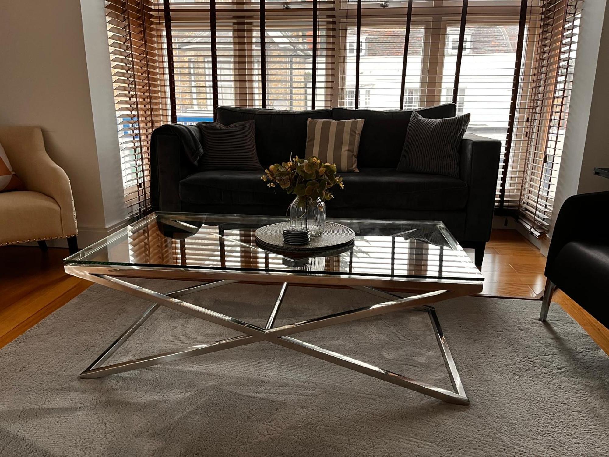 Apartment Chic & Central, 2 Kingsize Bedrooms, Spacious With Gated Private Parking