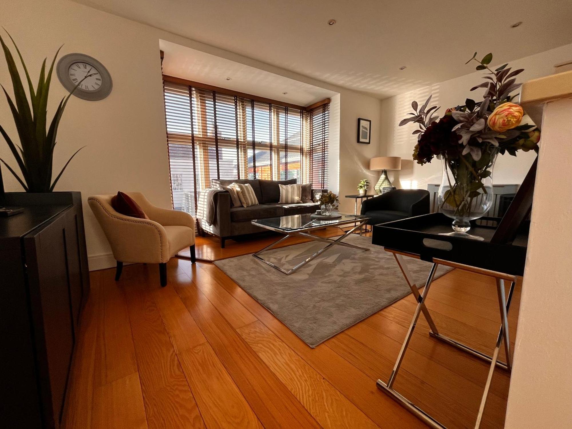 Apartment Chic & Central, 2 Kingsize Bedrooms, Spacious With Gated Private Parking *