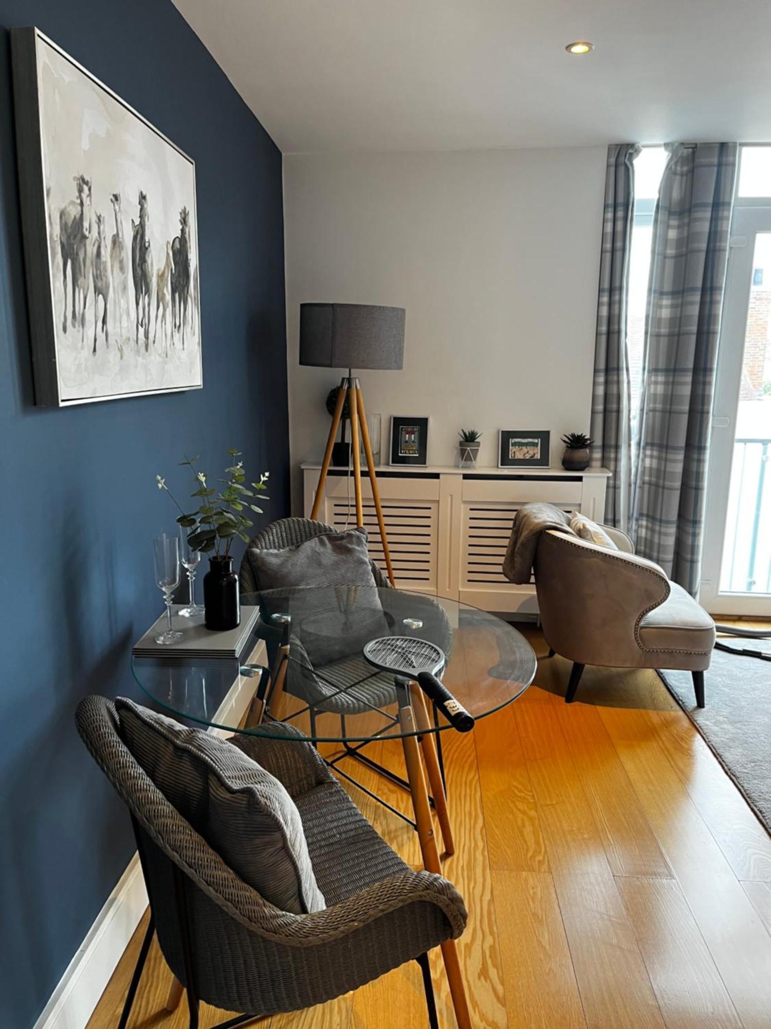 Central Windsor, Kingsize One Bedroom, Lounge, Terrace & Private Parking *