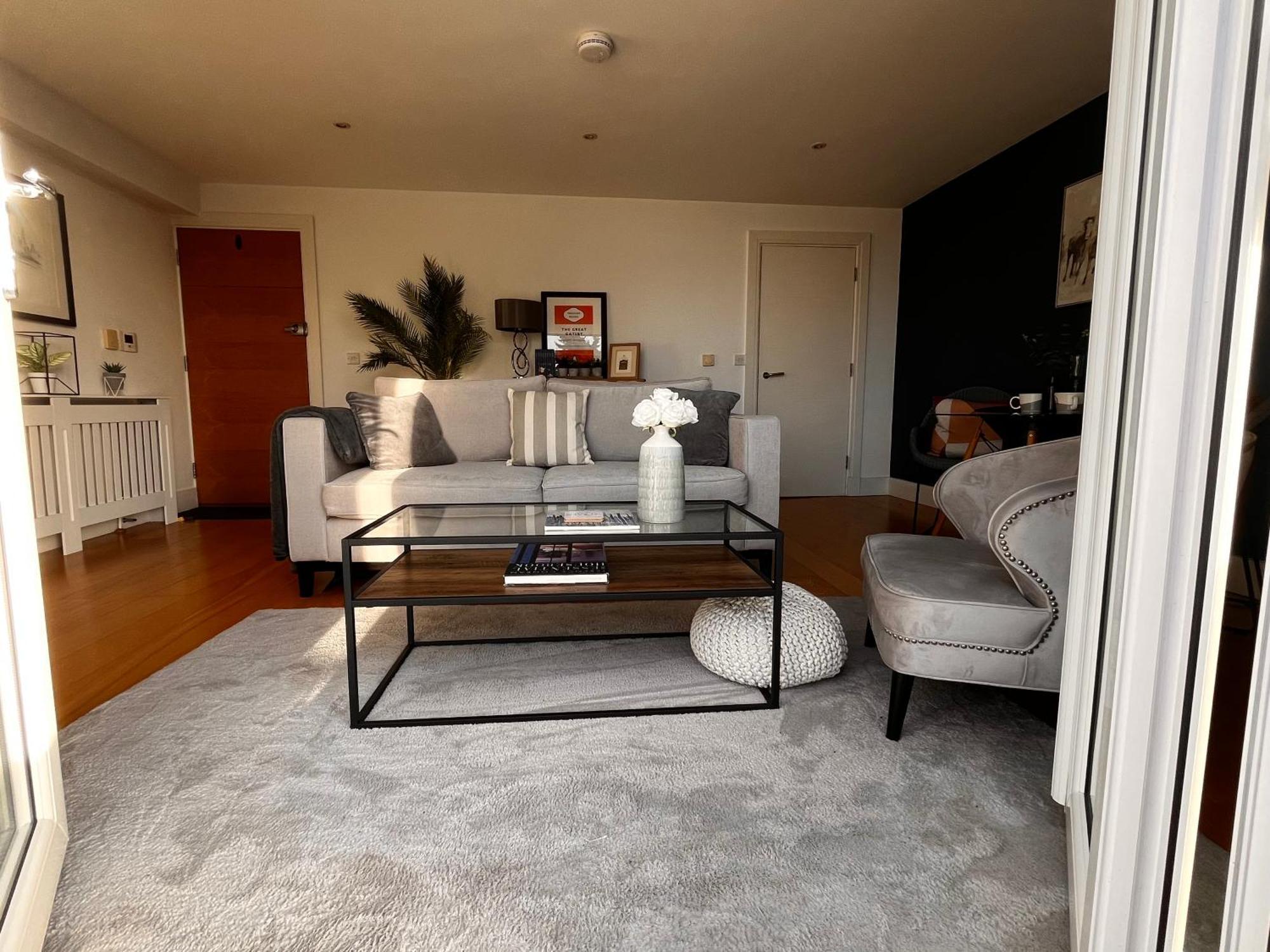 Central Windsor, Kingsize One Bedroom, Lounge, Terrace & Private Parking Apartment