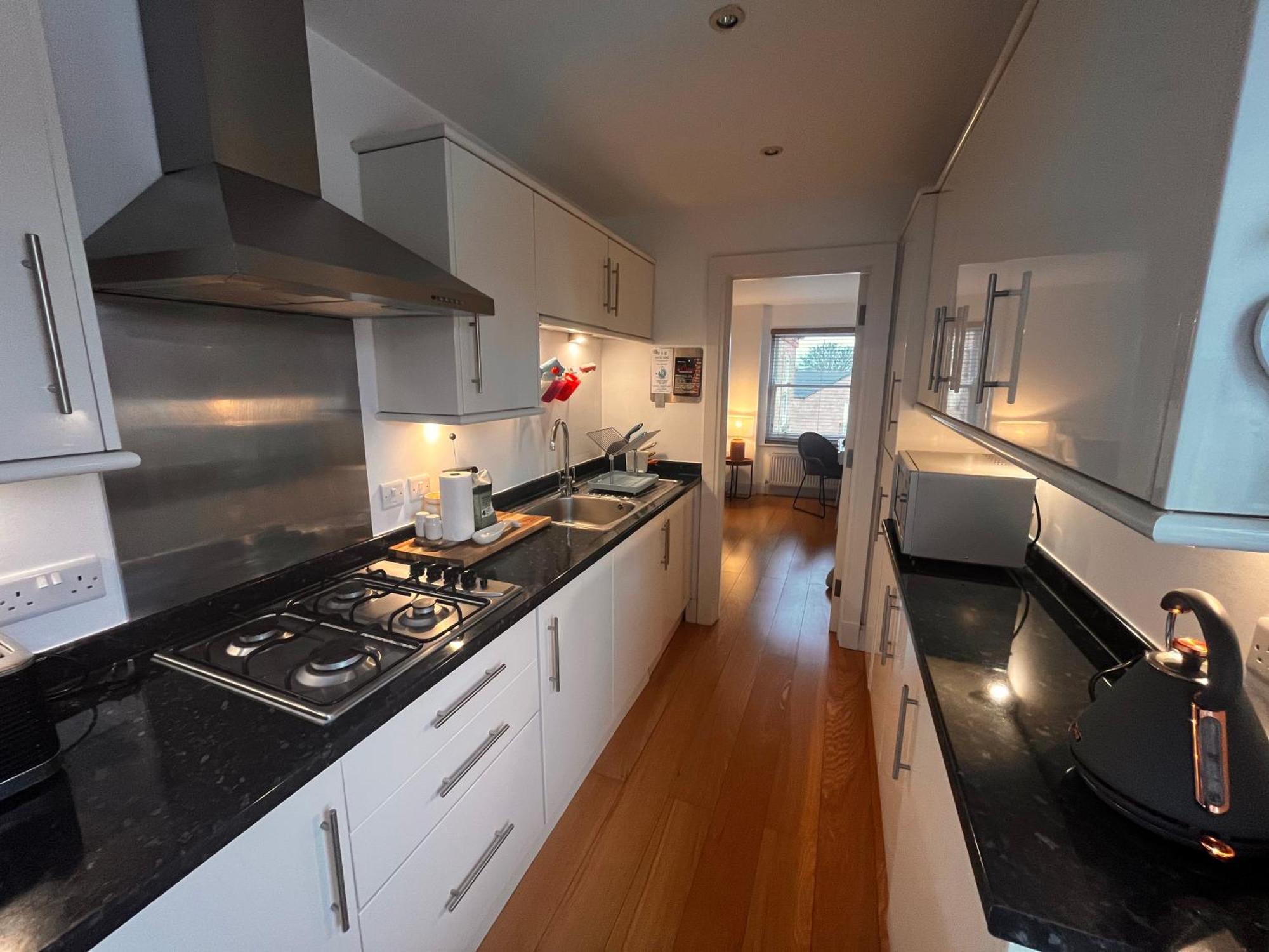 Central Windsor, Kingsize One Bedroom, Lounge, Terrace & Private Parking Apartment