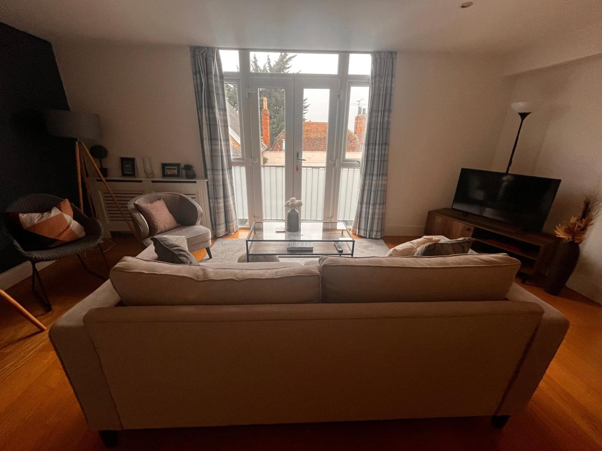 Apartment Central Windsor, Kingsize One Bedroom, Lounge, Terrace & Private Parking Windsor