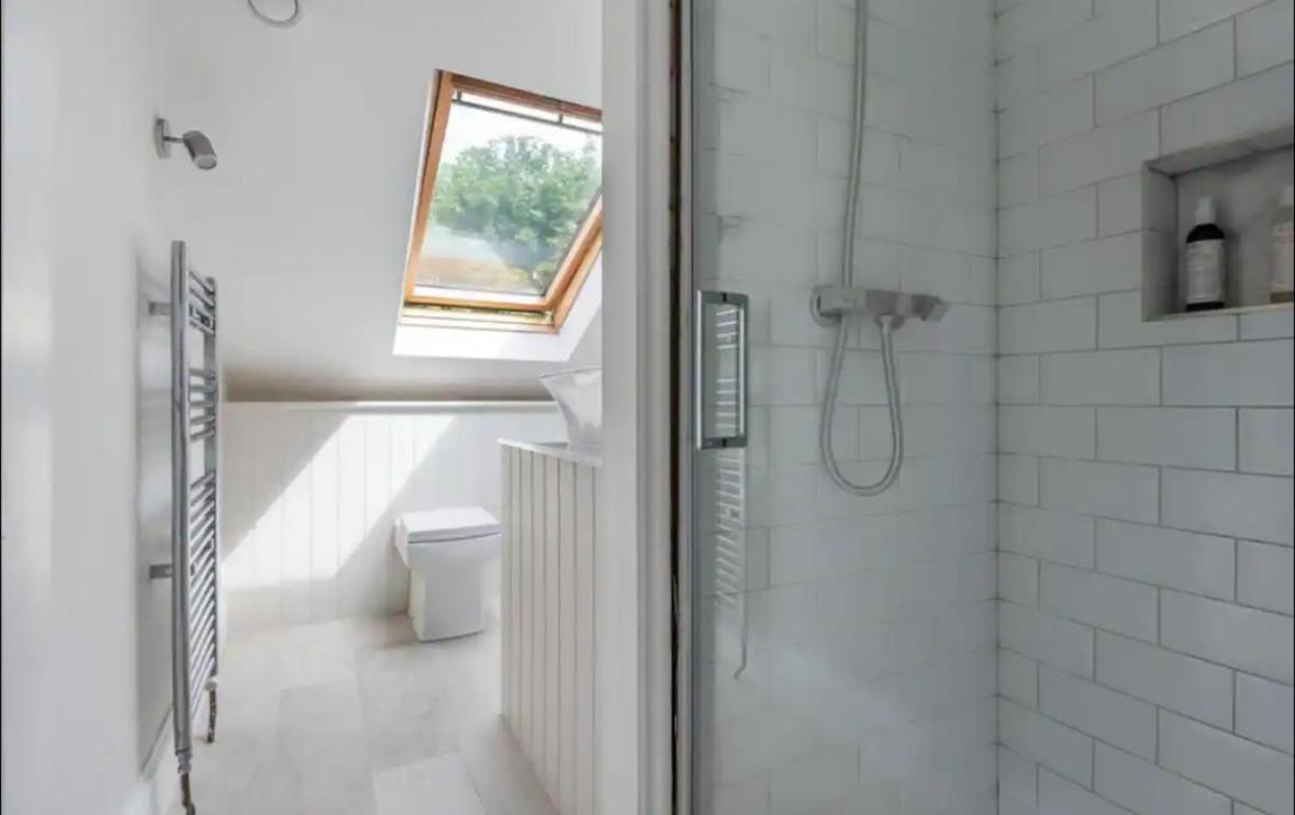 Gorgeous 1 Bedroom & Private Ensuite In With Free Parking Guest house