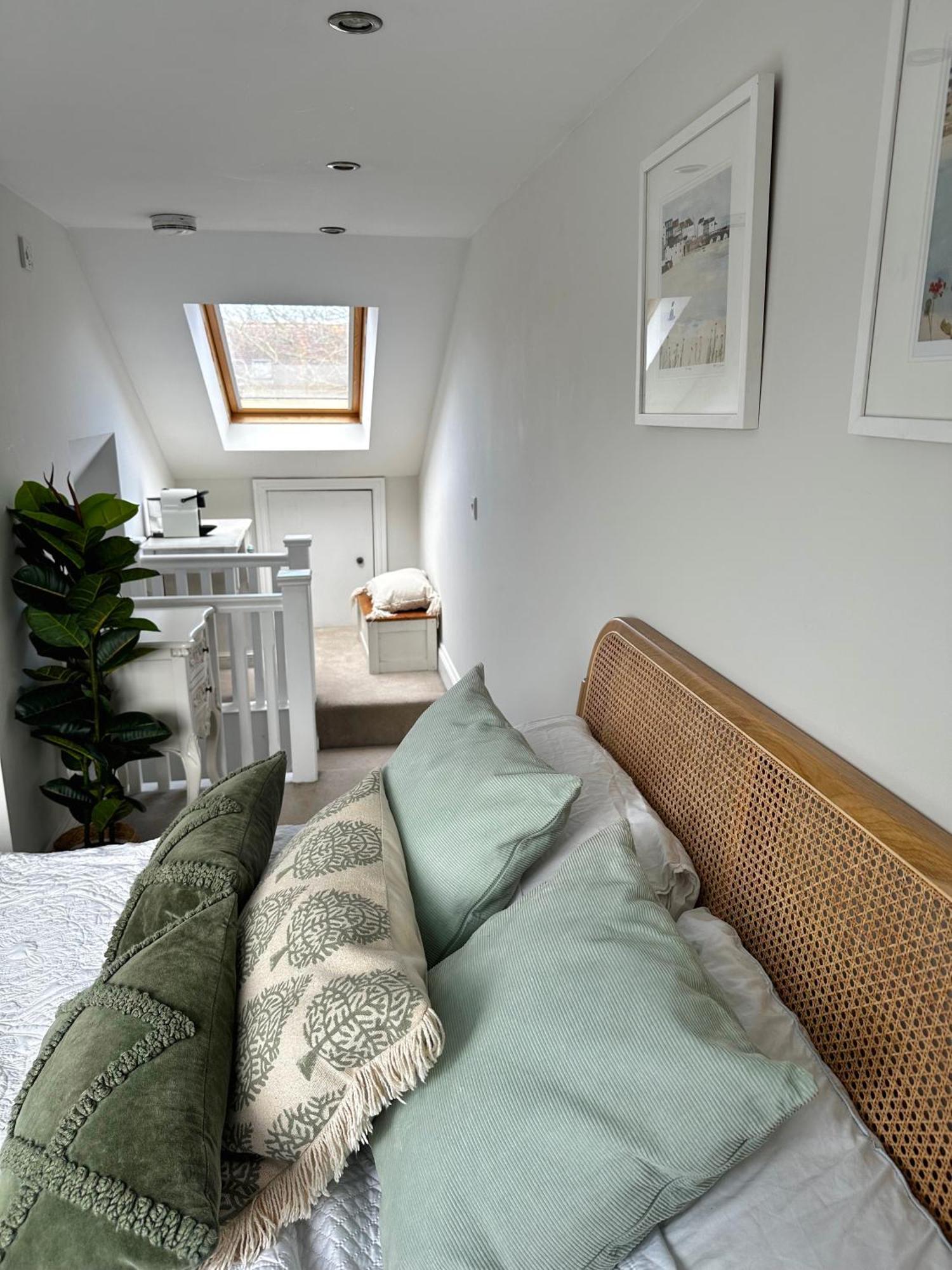 Gorgeous 1 Bedroom & Private Ensuite In With Free Parking * Windsor