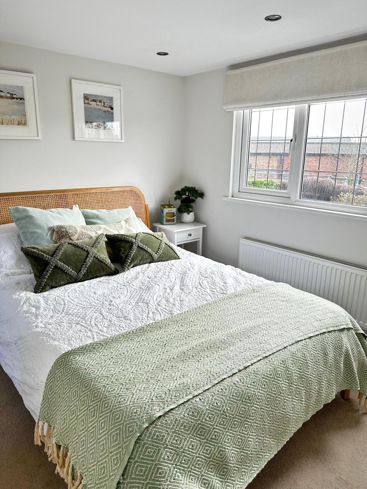 Gorgeous 1 Bedroom & Private Ensuite In With Free Parking Guest house *