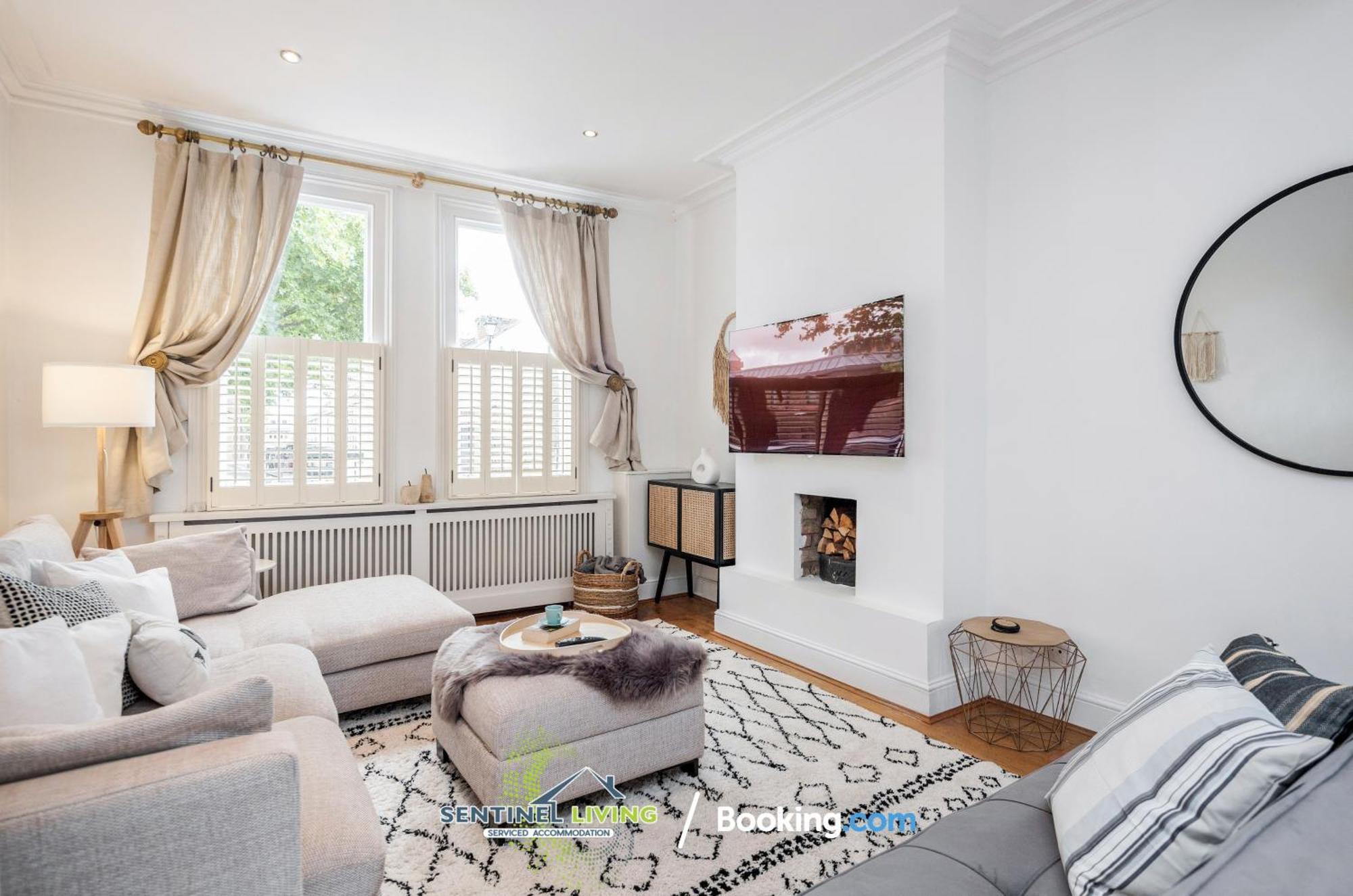 Town Pet-friendly House By Sentinel Living Holiday home *