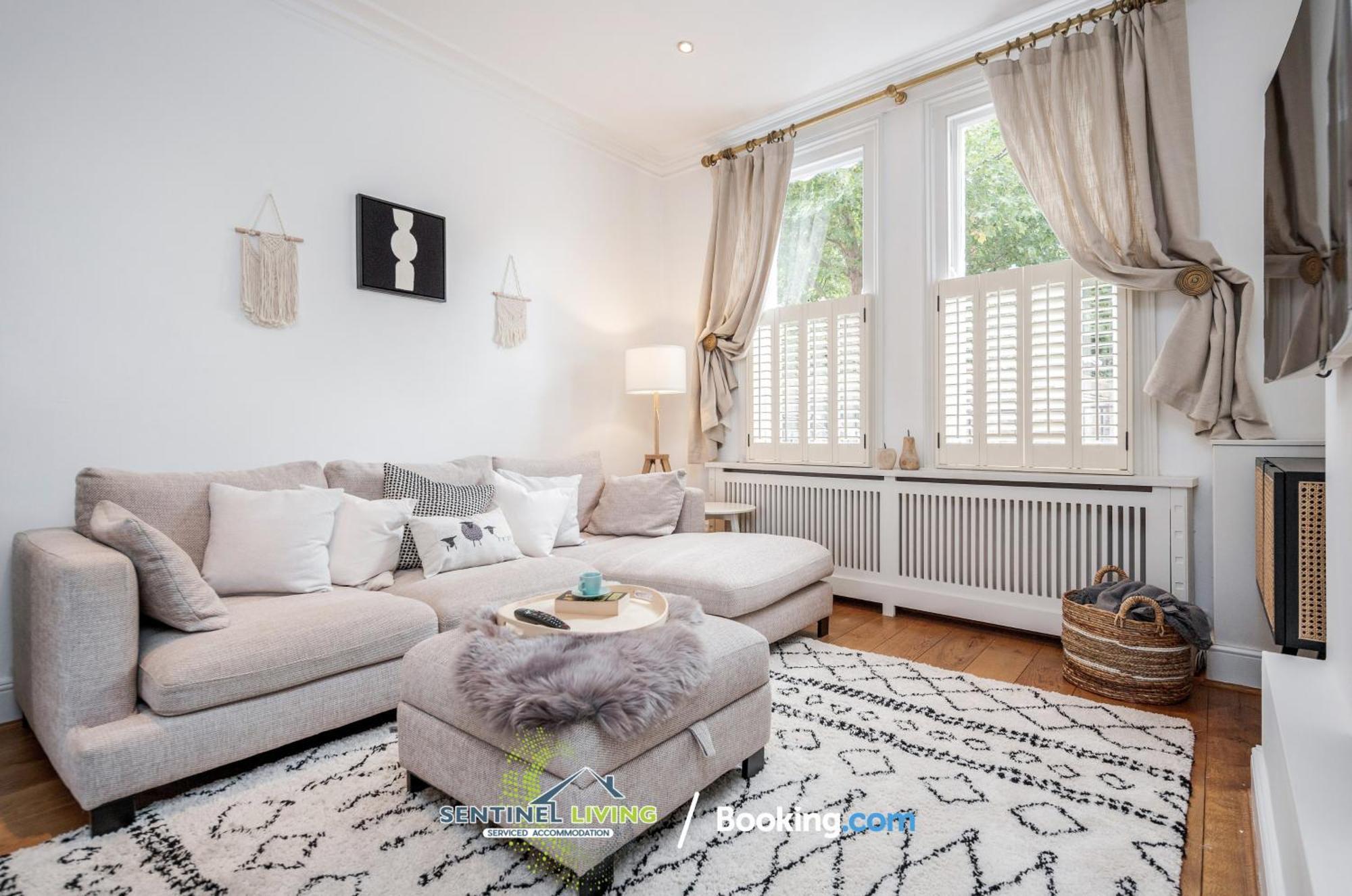 Town Pet-friendly House By Sentinel Living Windsor