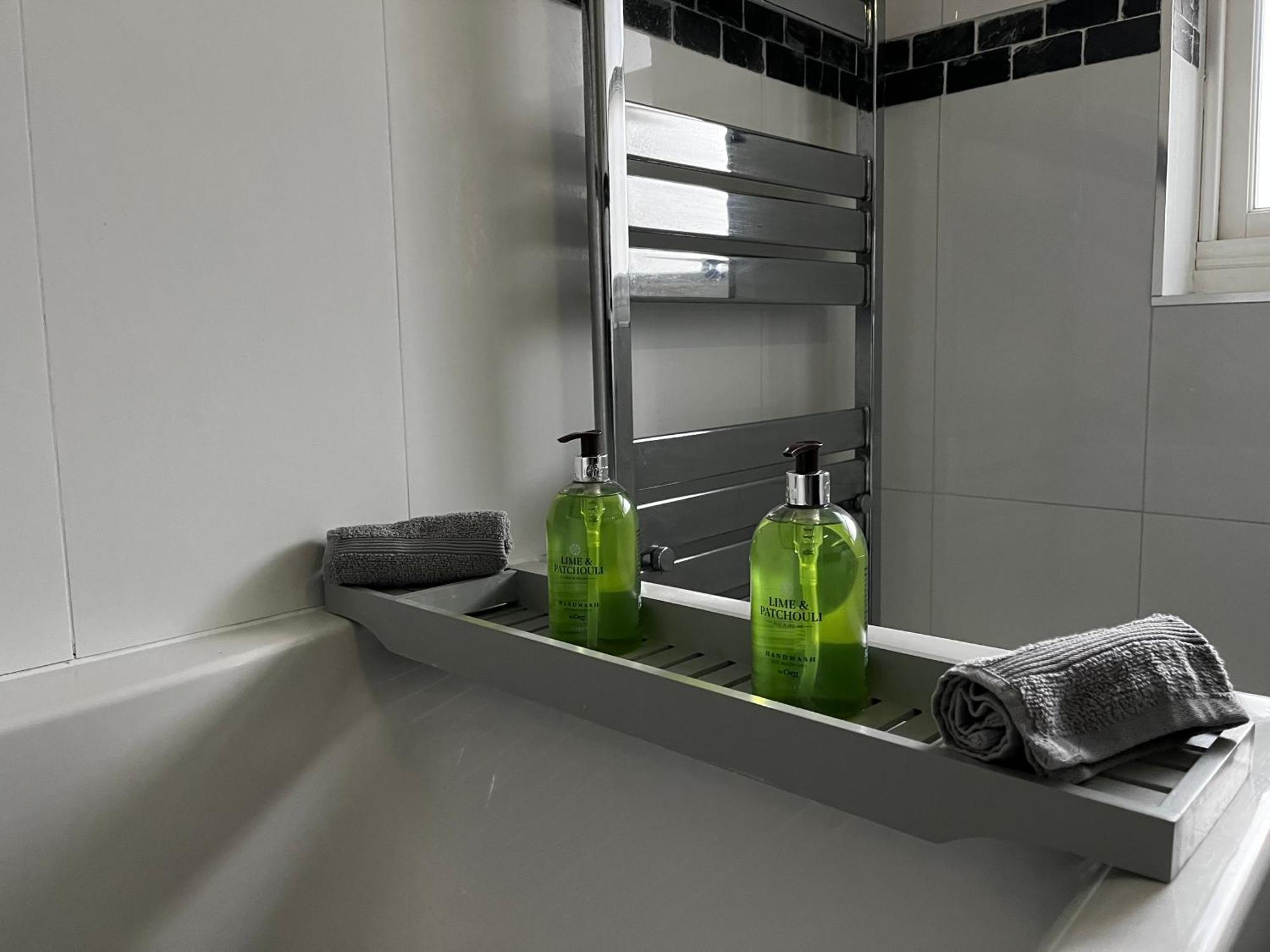 Apartment Chic & Central, 2 Kingsize Bedrooms, Spacious With Gated Private Parking