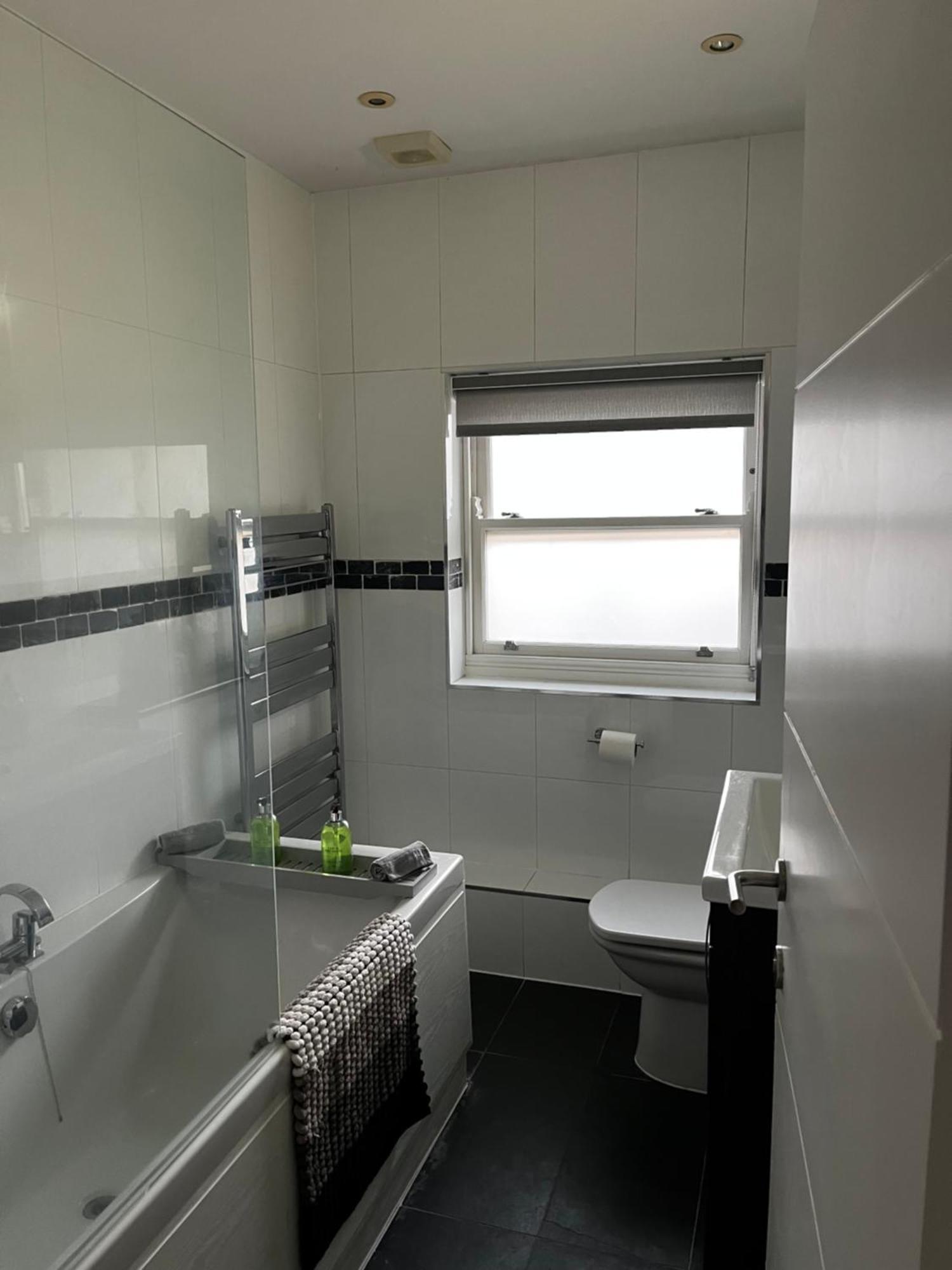 Apartment Chic & Central, 2 Kingsize Bedrooms, Spacious With Gated Private Parking