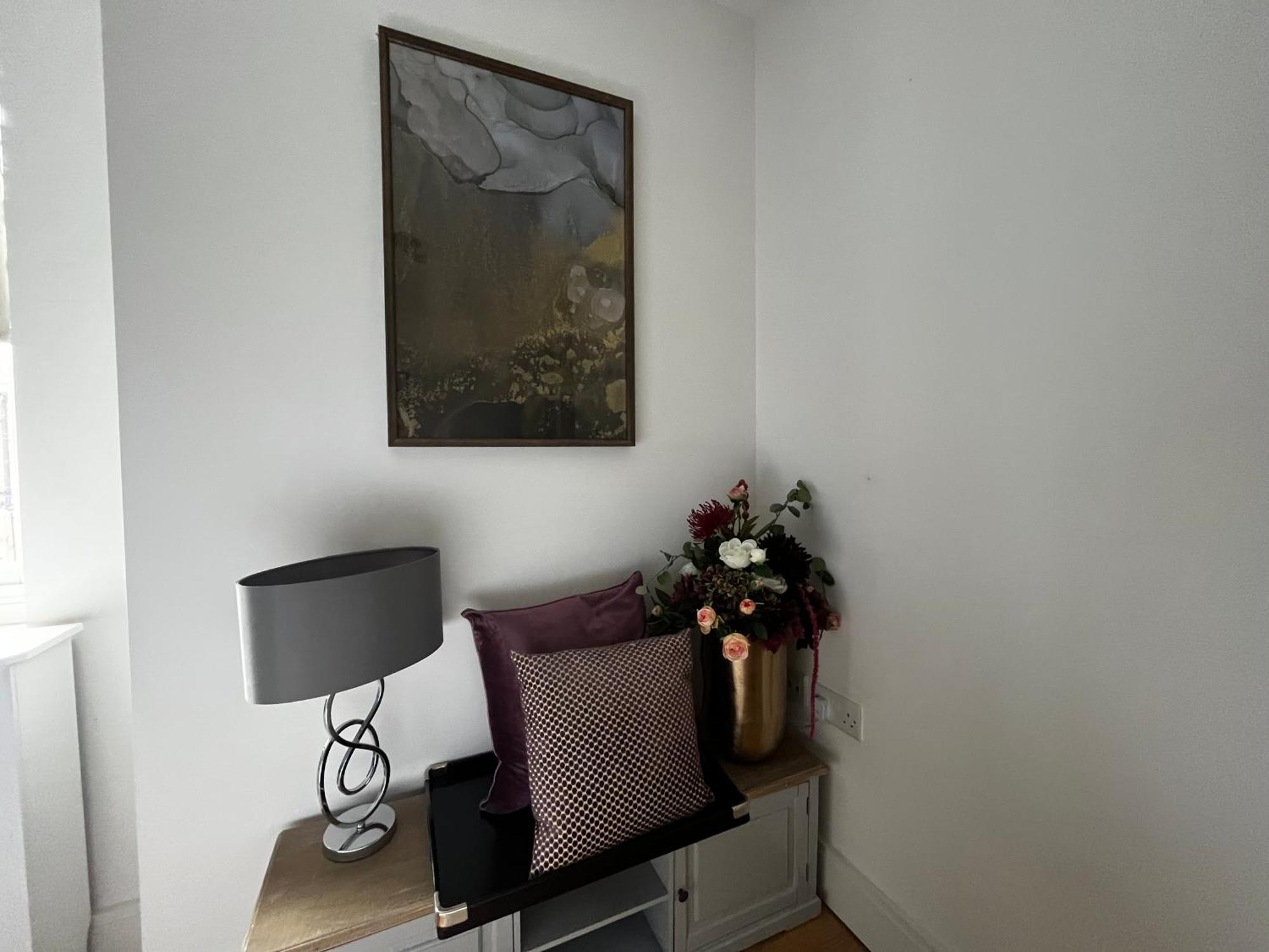 Chic & Central, 2 Kingsize Bedrooms, Spacious With Gated Private Parking Apartment *