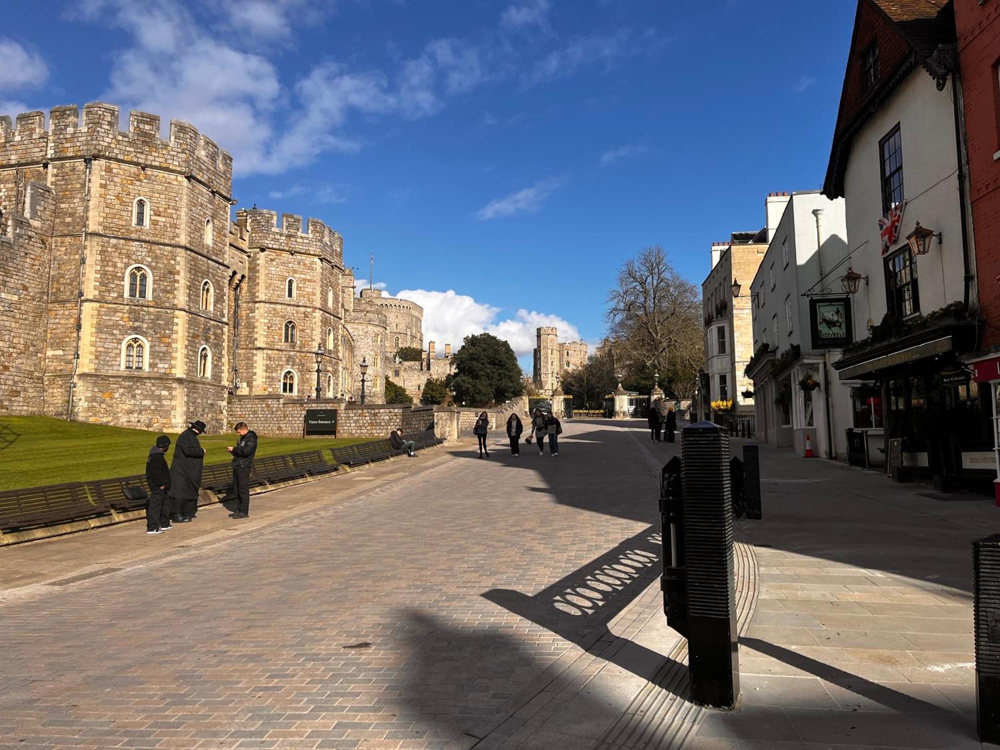 Apartment Chic & Central, 2 Kingsize Bedrooms, Spacious With Gated Private Parking Windsor