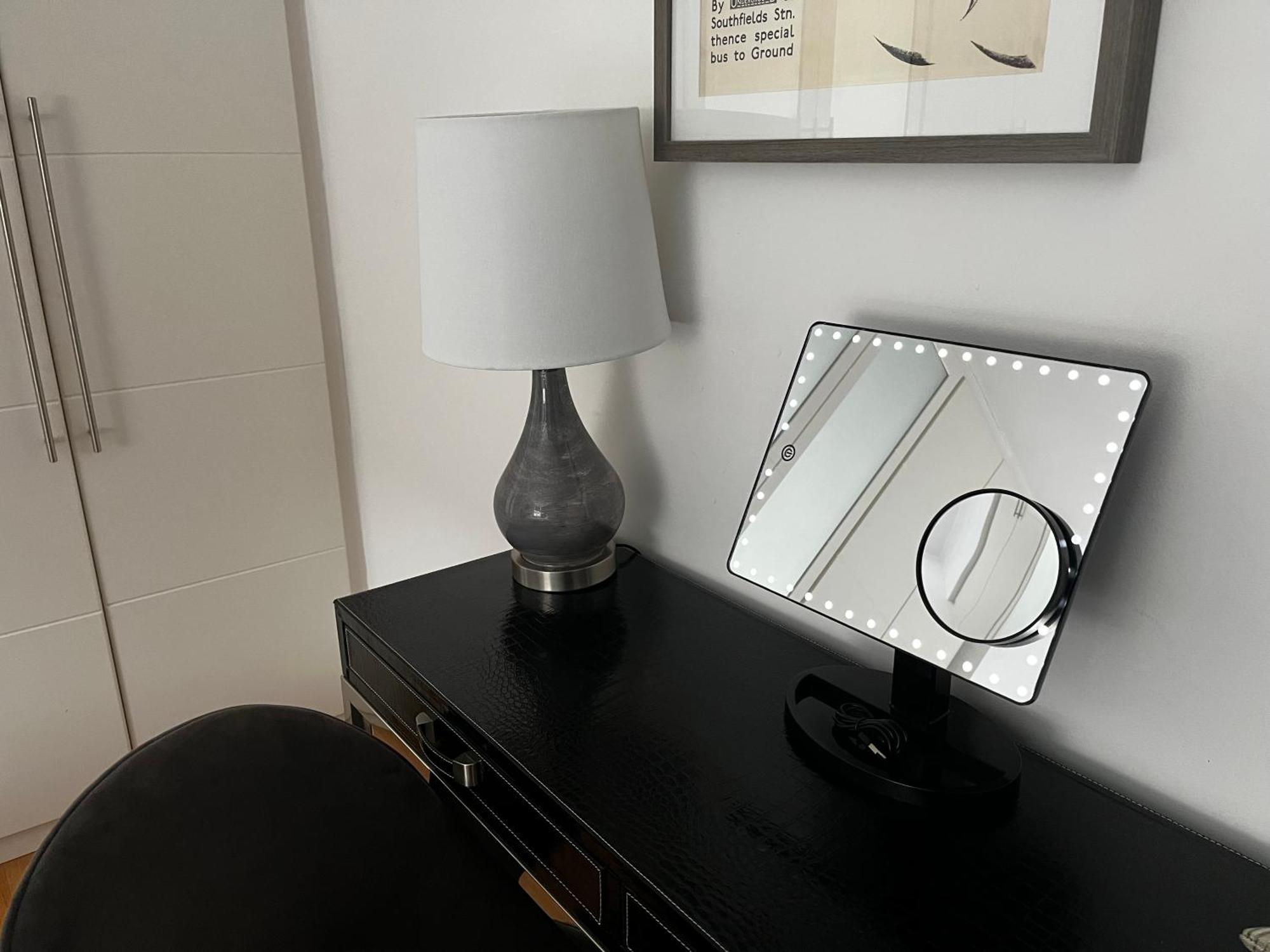 Chic & Central, 2 Kingsize Bedrooms, Spacious With Gated Private Parking *