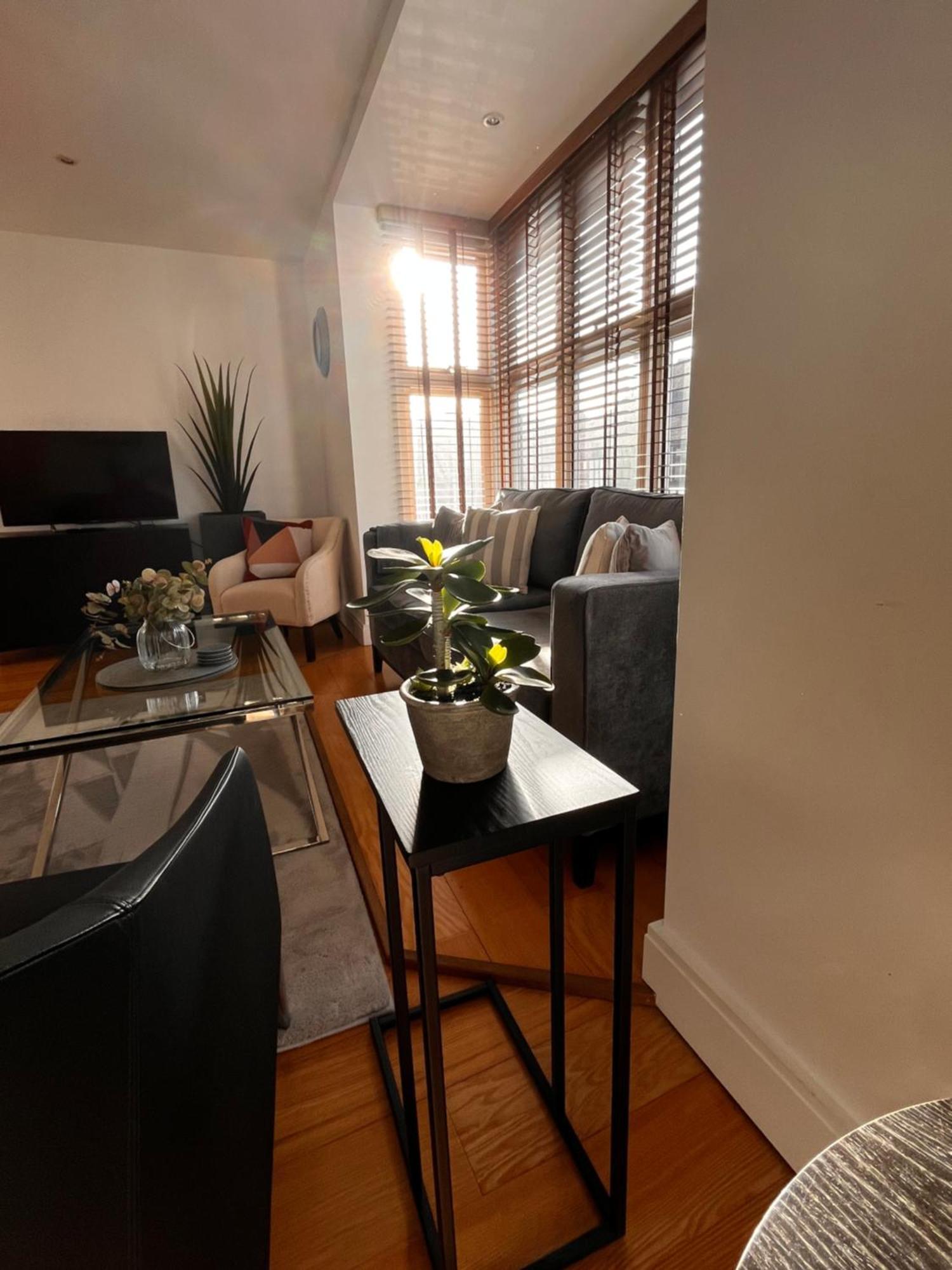 Chic & Central, 2 Kingsize Bedrooms, Spacious With Gated Private Parking Apartment Windsor