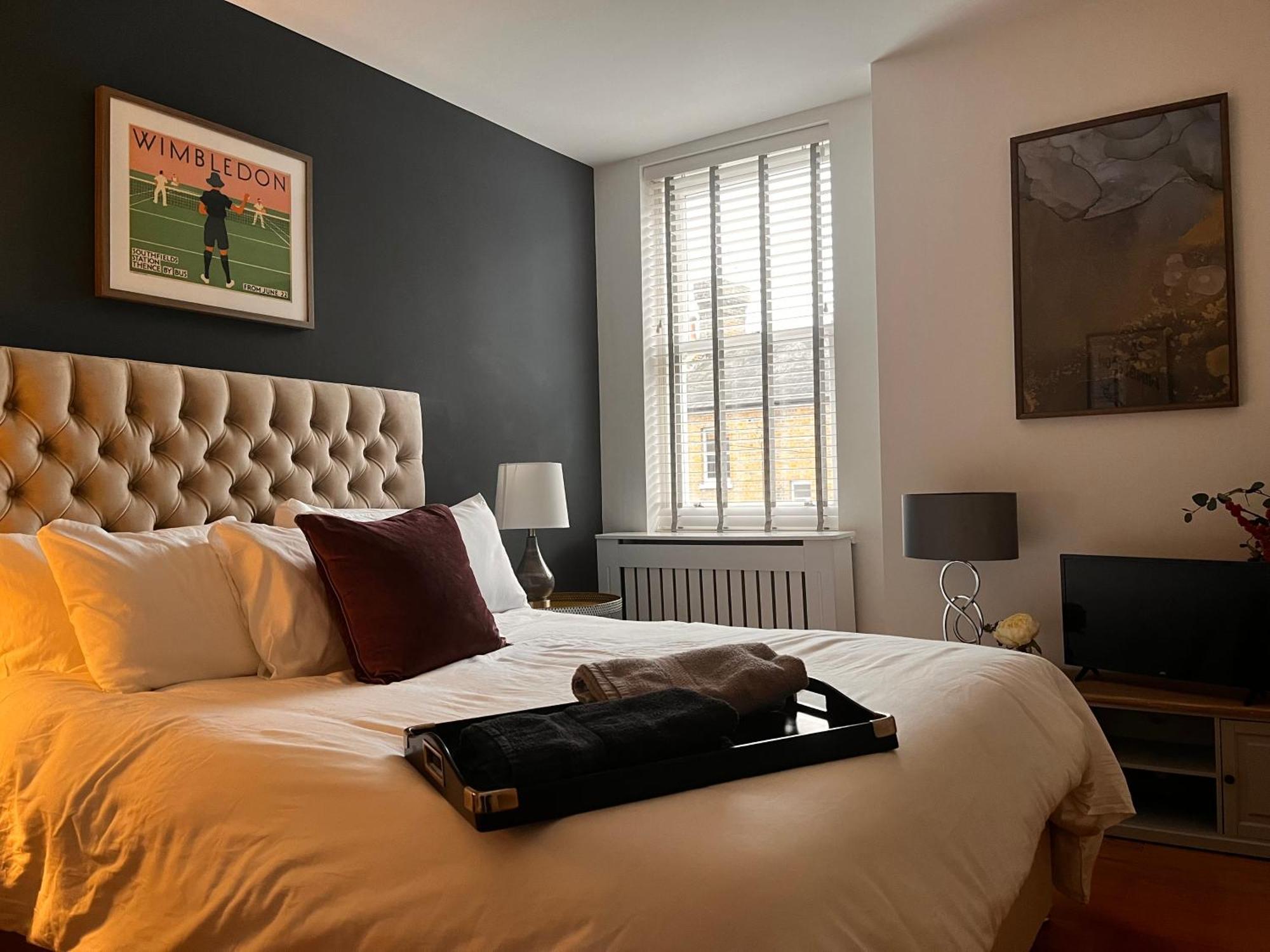 Chic & Central, 2 Kingsize Bedrooms, Spacious With Gated Private Parking *