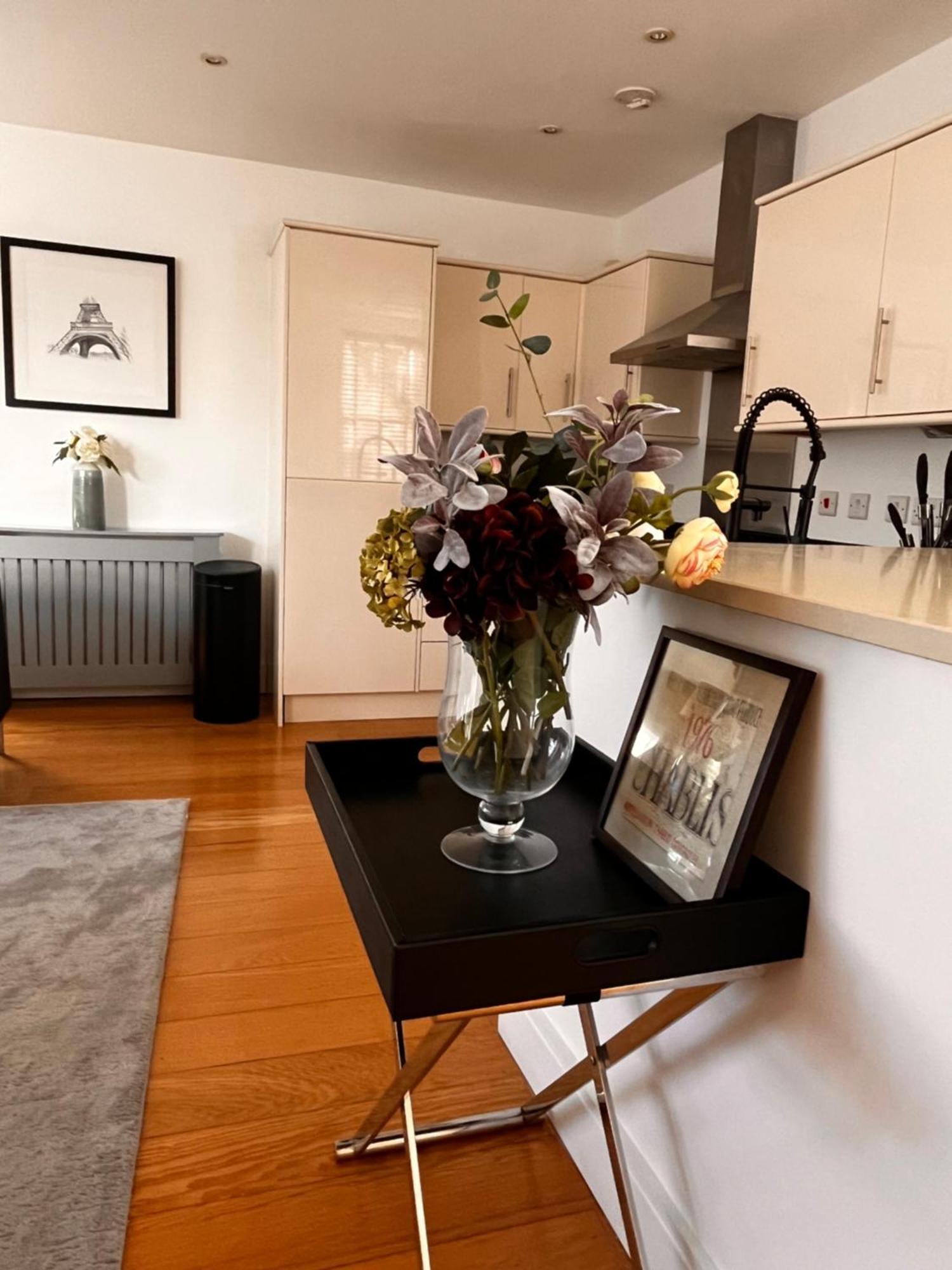 Chic & Central, 2 Kingsize Bedrooms, Spacious With Gated Private Parking Apartment