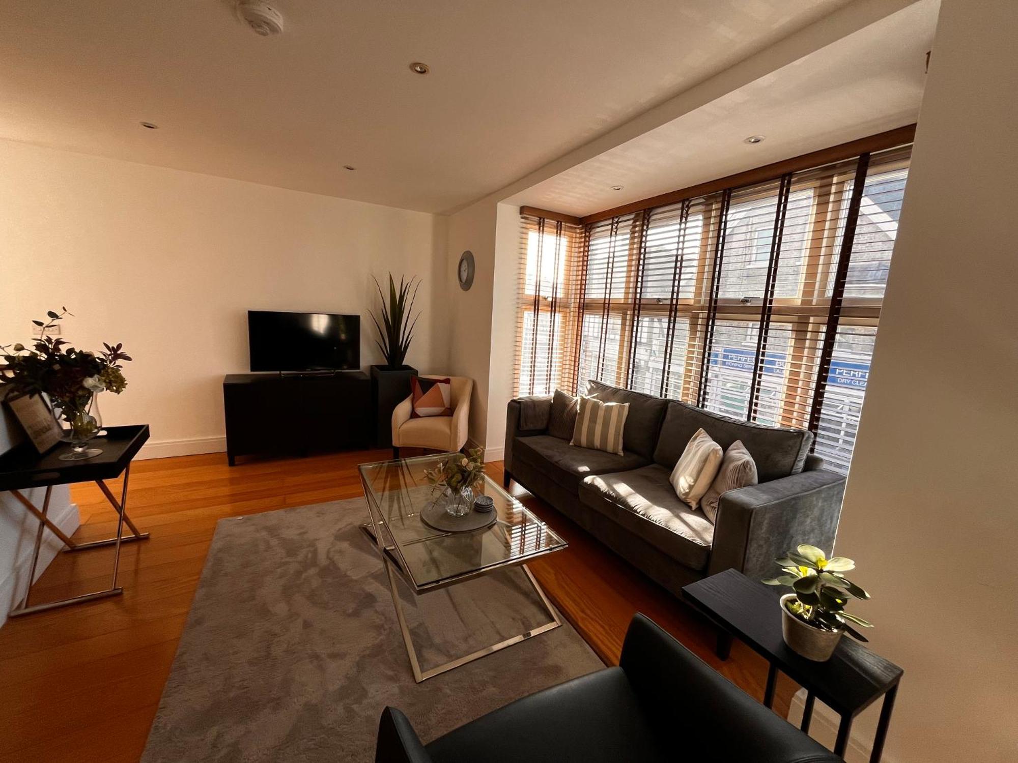 Apartment Chic & Central, 2 Kingsize Bedrooms, Spacious With Gated Private Parking *