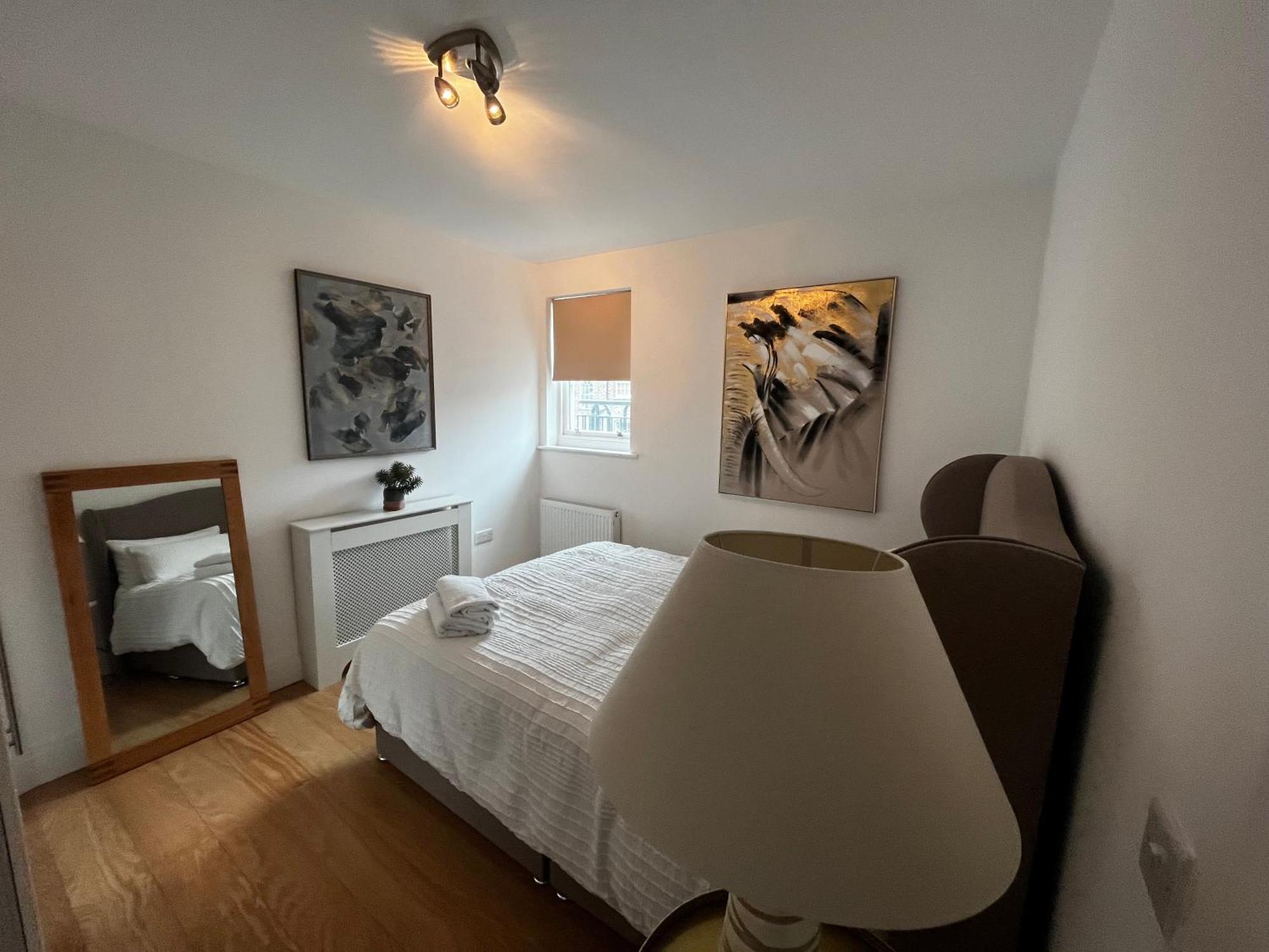 Chic & Central, 2 Kingsize Bedrooms, Spacious With Gated Private Parking * Windsor