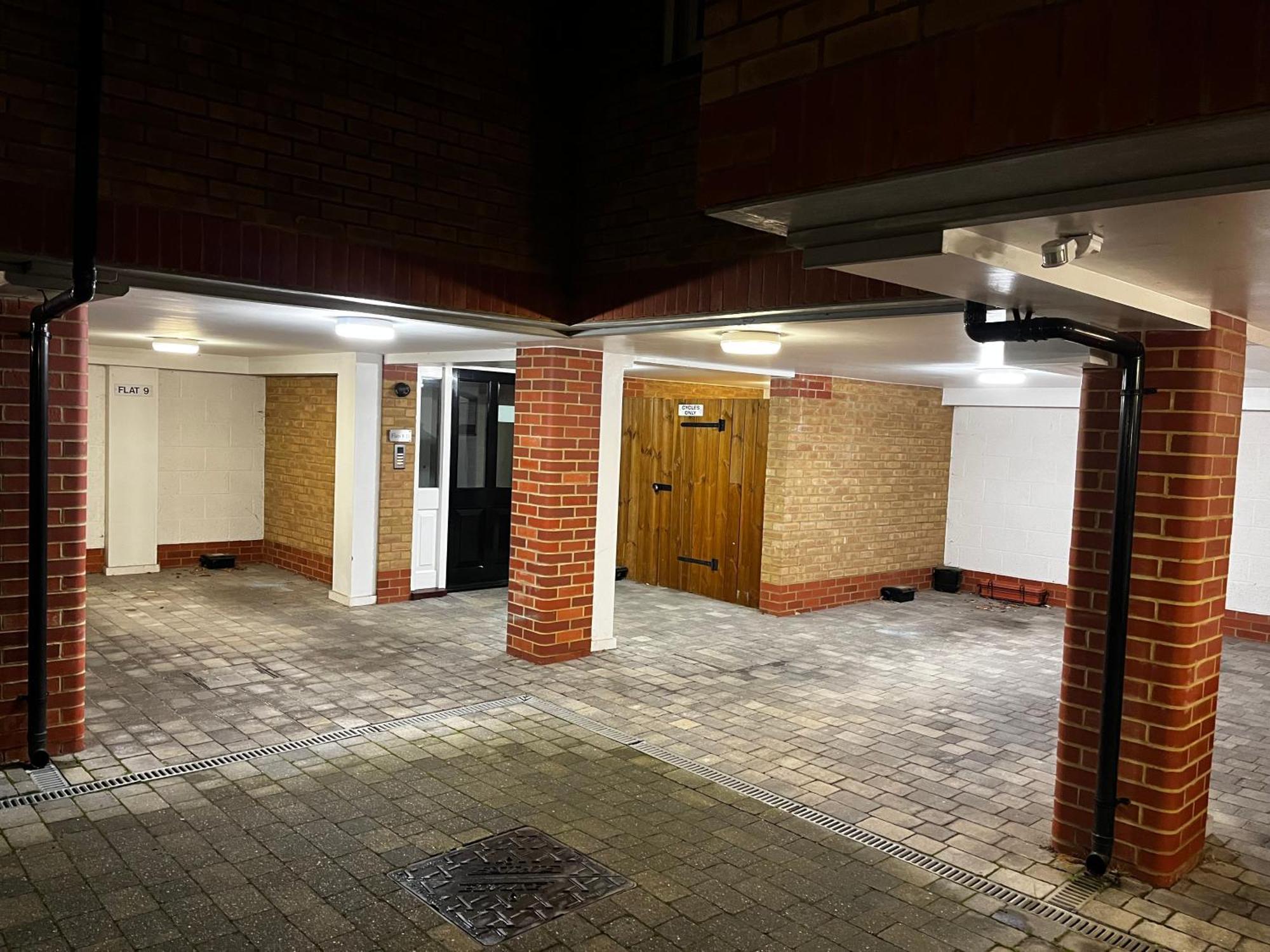 Chic & Central, 2 Kingsize Bedrooms, Spacious With Gated Private Parking Apartment