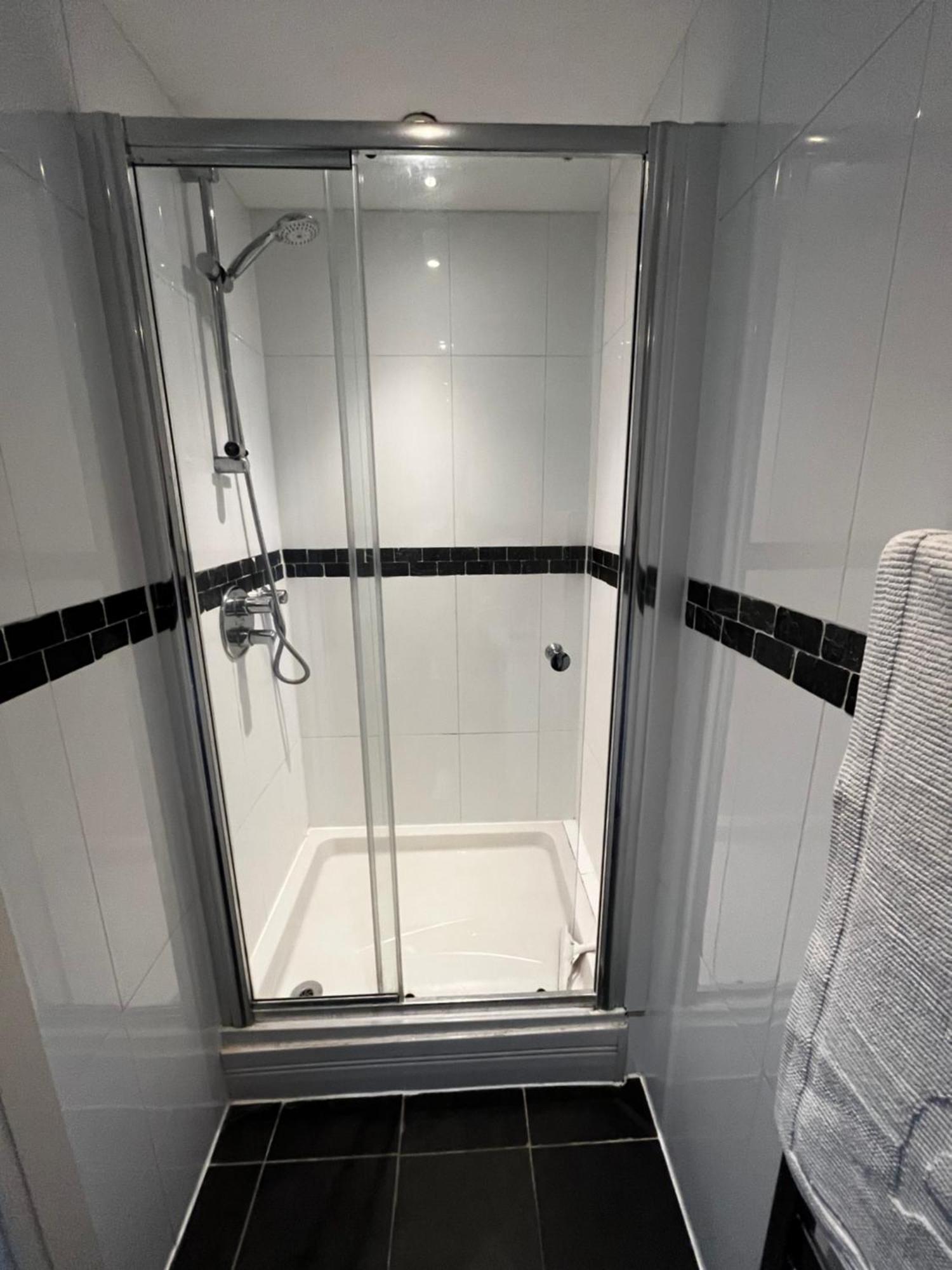 Central Windsor, Kingsize One Bedroom, Lounge, Terrace & Private Parking *