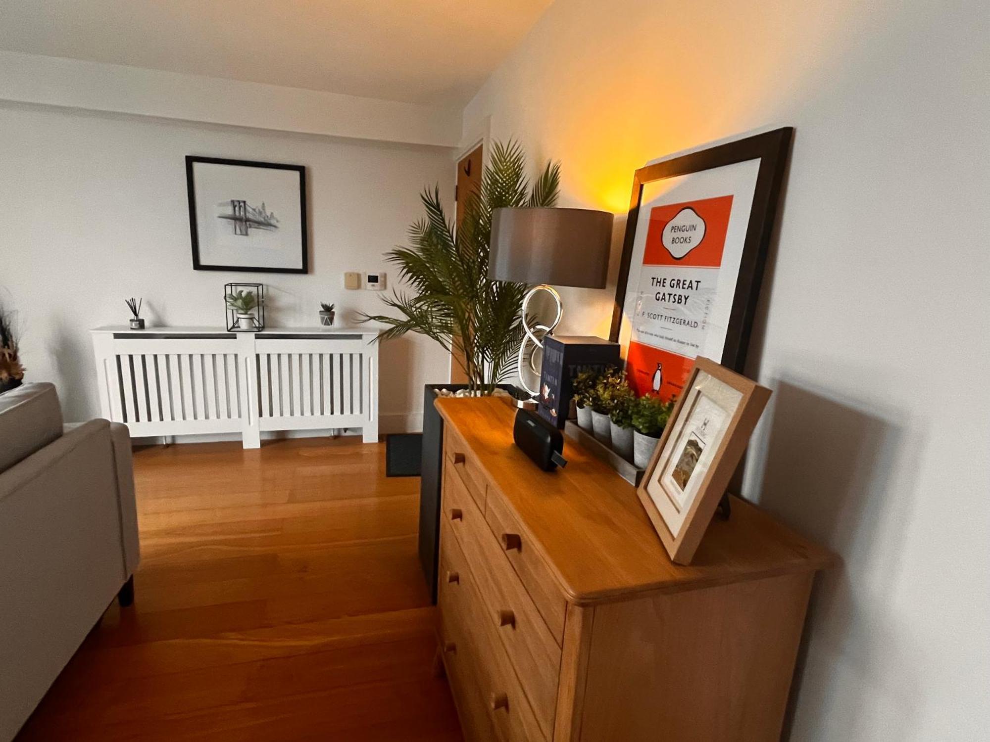 Central Windsor, Kingsize One Bedroom, Lounge, Terrace & Private Parking Windsor