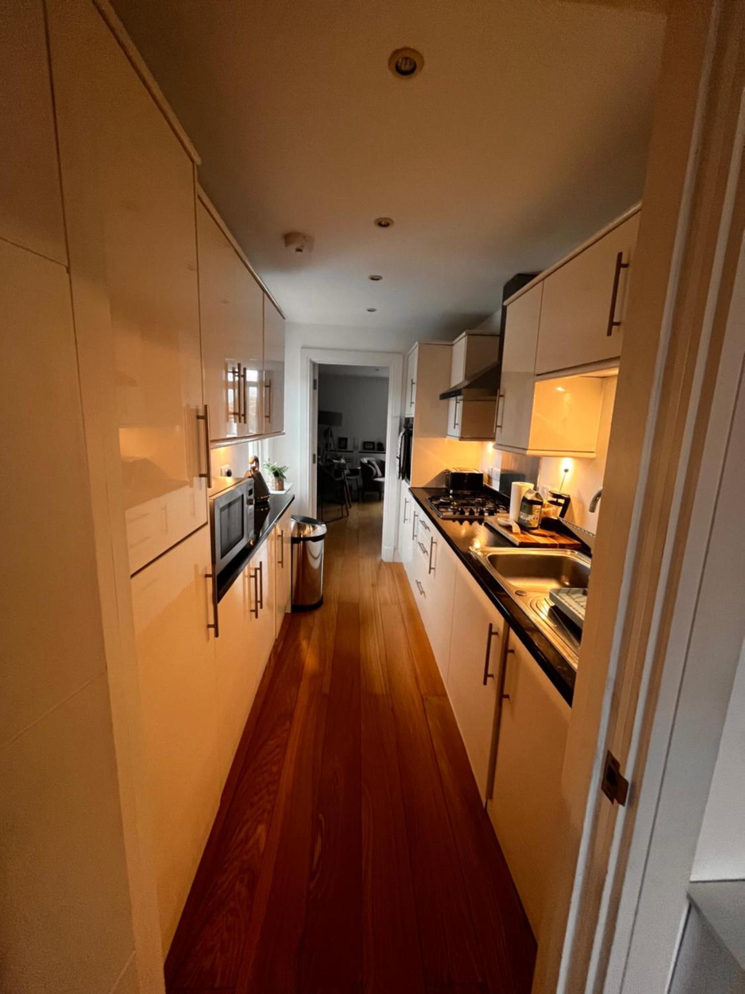 Apartment Central Windsor, Kingsize One Bedroom, Lounge, Terrace & Private Parking