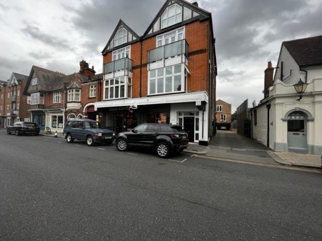 Central Windsor, Kingsize One Bedroom, Lounge, Terrace & Private Parking * Windsor