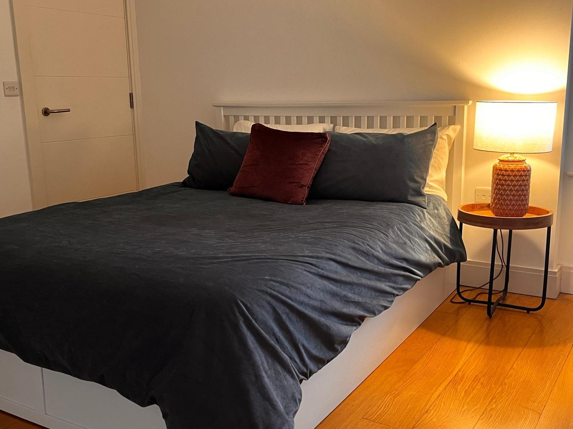 Central Windsor, Kingsize One Bedroom, Lounge, Terrace & Private Parking * Windsor