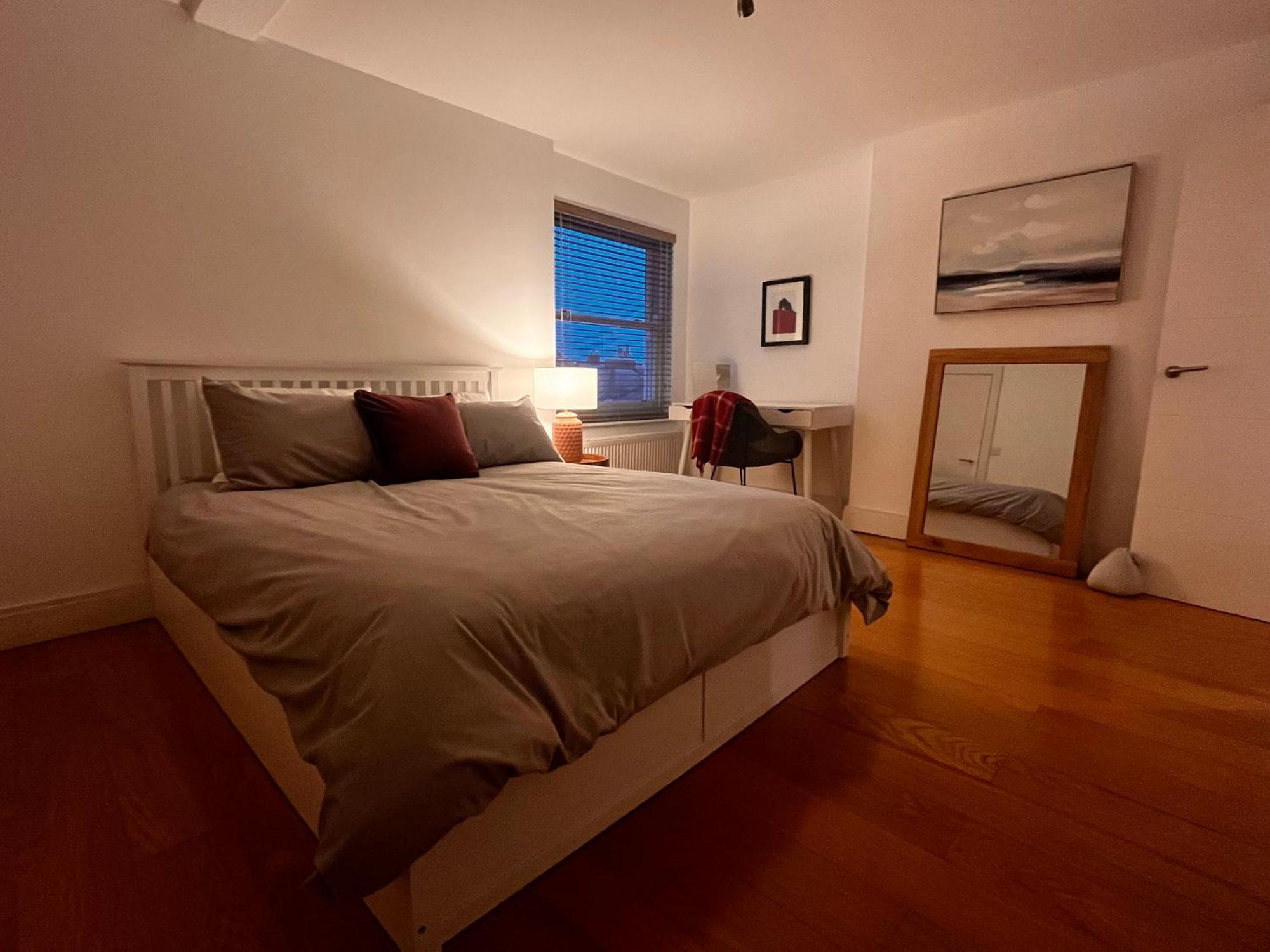 Central Windsor, Kingsize One Bedroom, Lounge, Terrace & Private Parking *