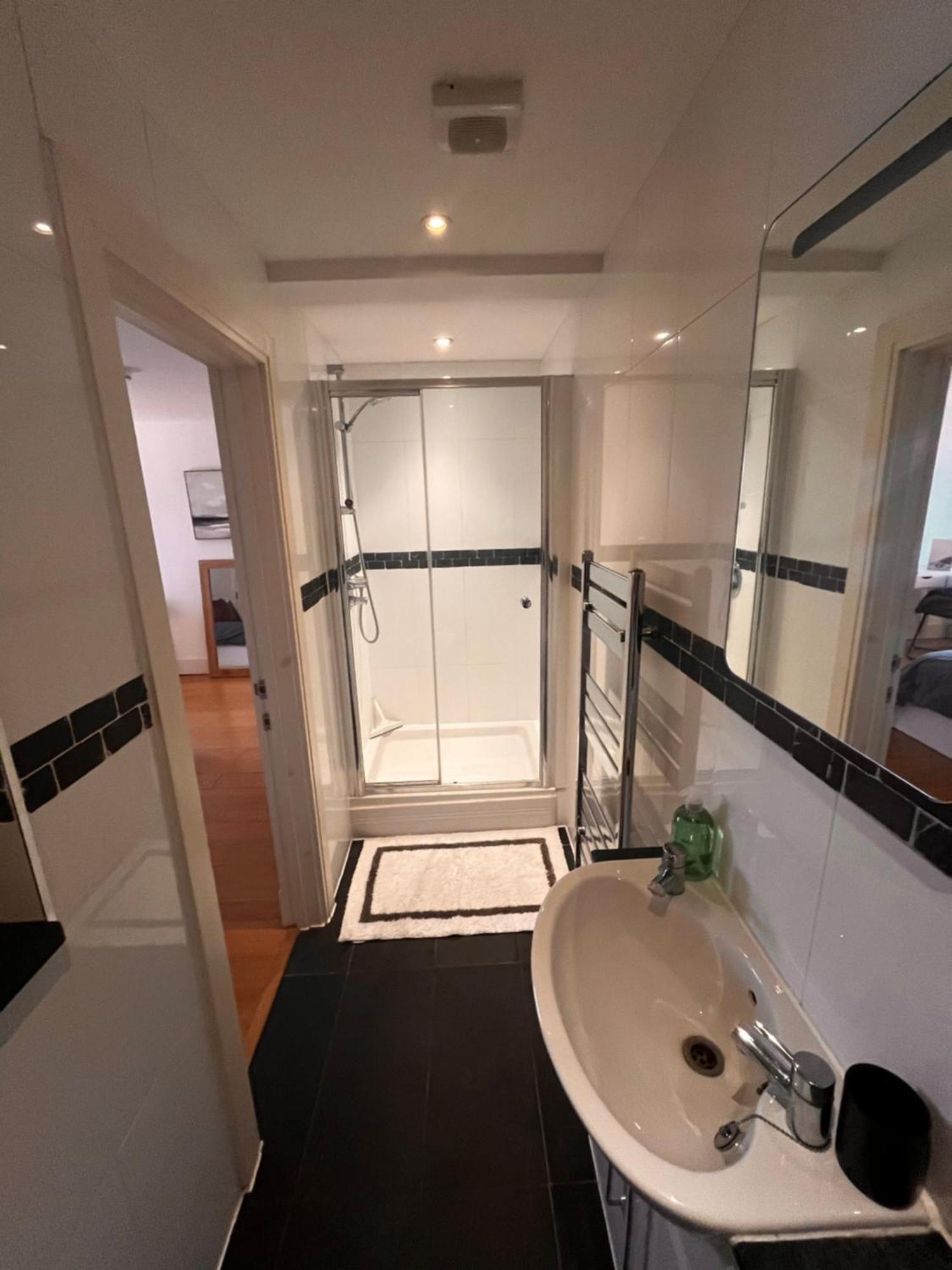 Central Windsor, Kingsize One Bedroom, Lounge, Terrace & Private Parking Apartment