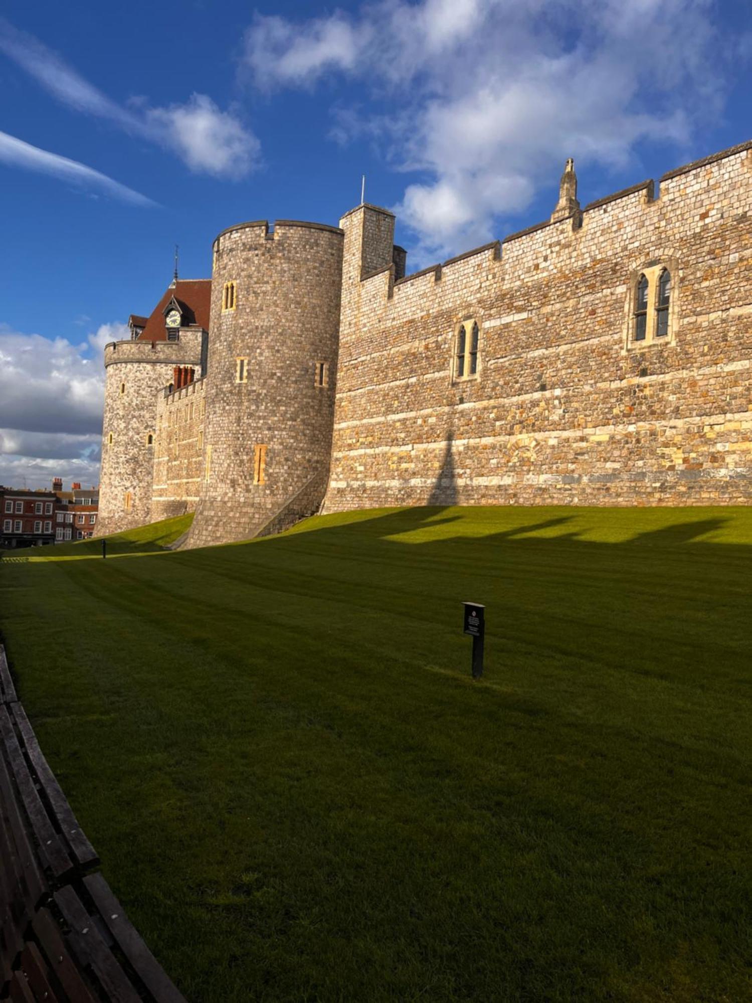 Central Windsor, Kingsize One Bedroom, Lounge, Terrace & Private Parking *