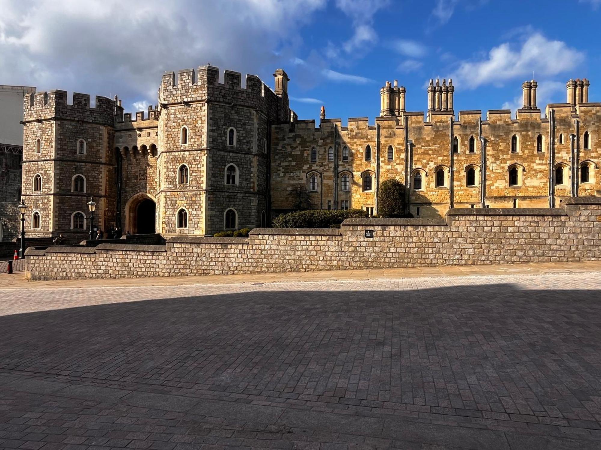 Central Windsor, Kingsize One Bedroom, Lounge, Terrace & Private Parking Apartment Windsor