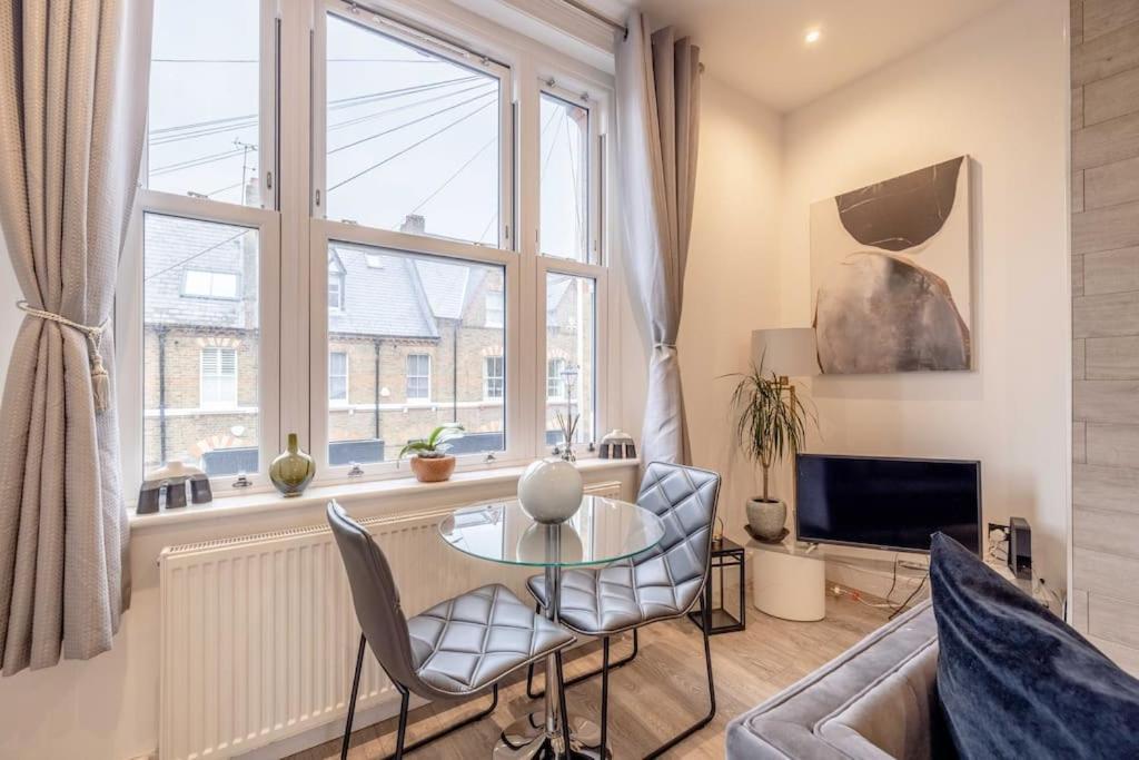 1 Bedroom Gem,shared Garden Apartment *