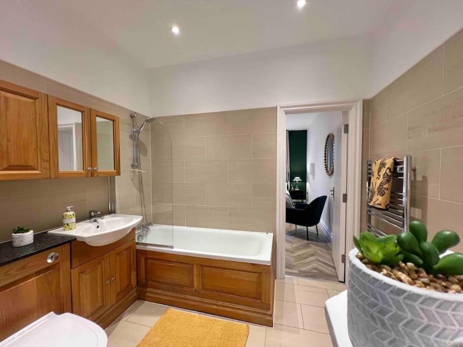 Apartamento Incredible 3 Bedrooms Home, Free Parking - A Blend Of Luxury And Character - Incredible Location - Castle, Ascot, Legoland, Heathrow Airport