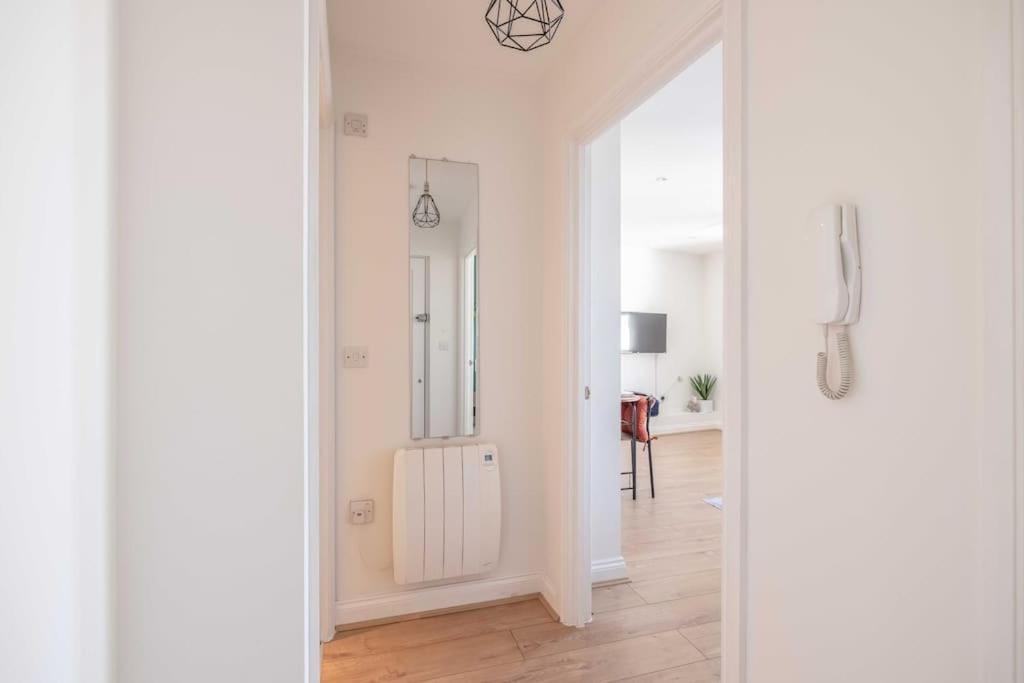Chic 1br Near Castle Apartment