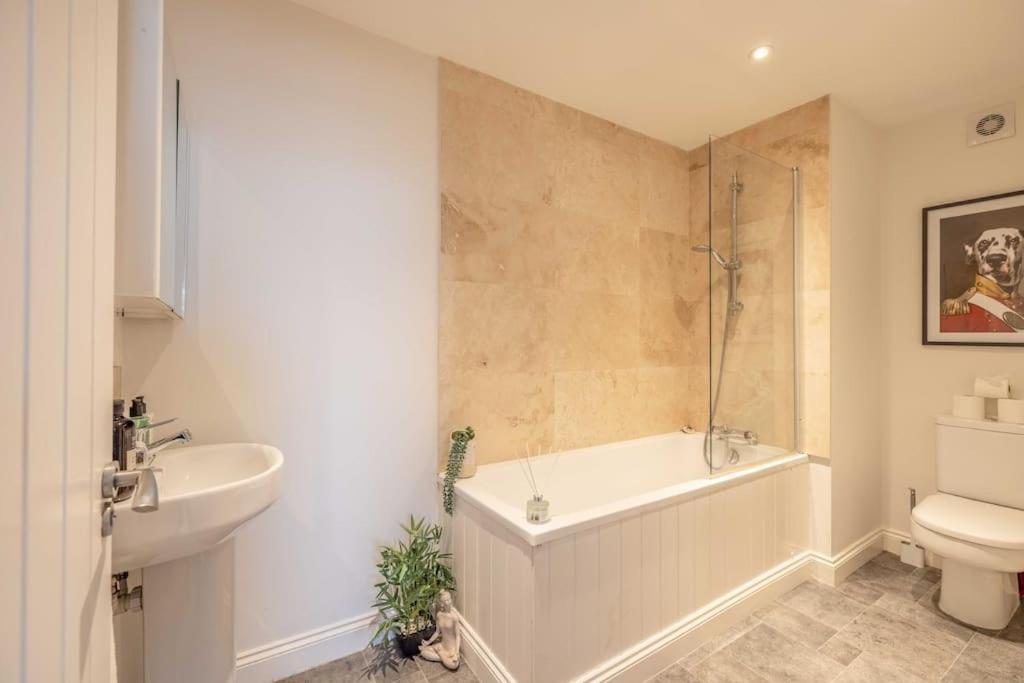 Apartment Chic 1br Near Castle Windsor